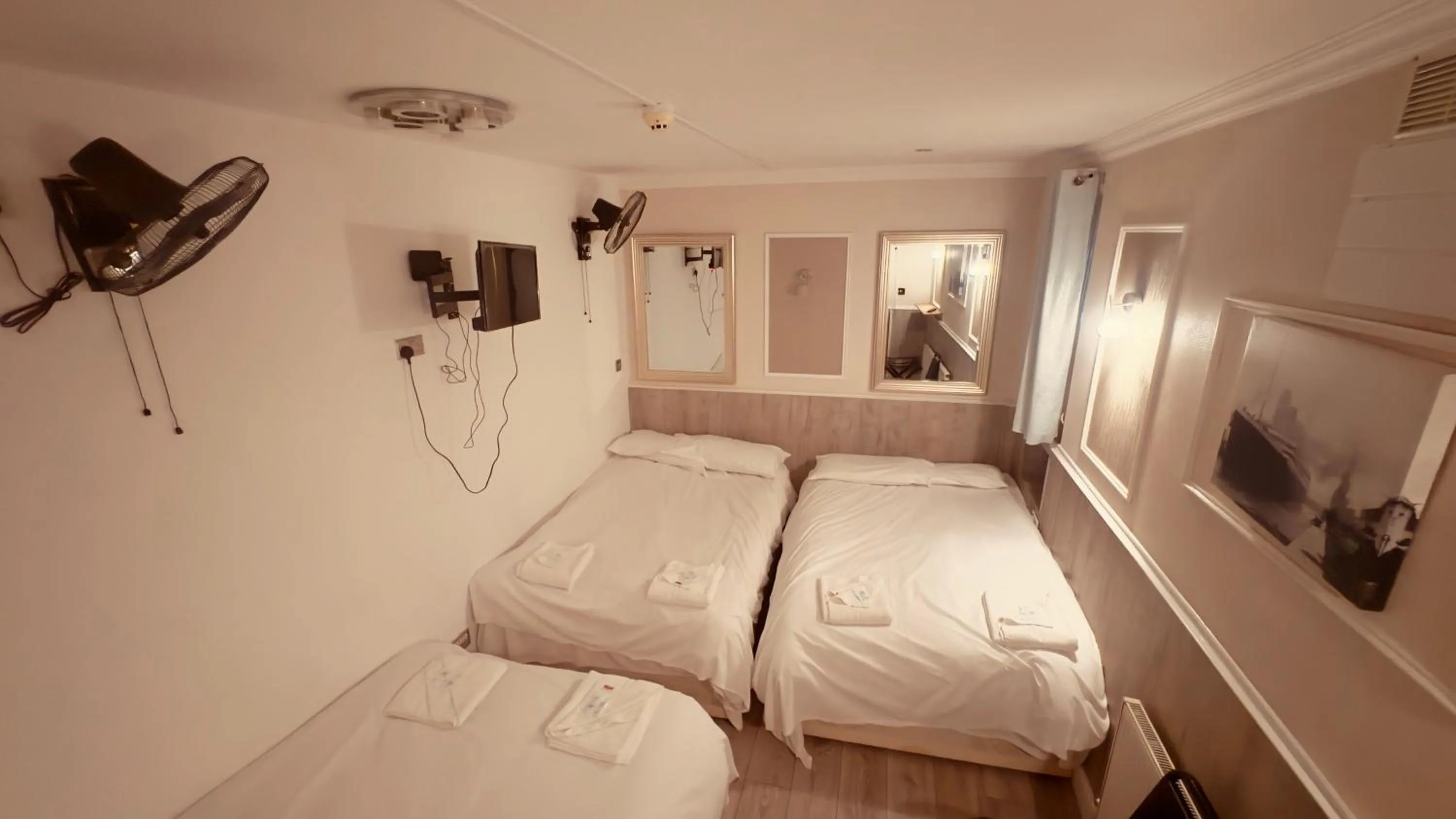 Photo of the whole room, Bed in Earls Court Hotel