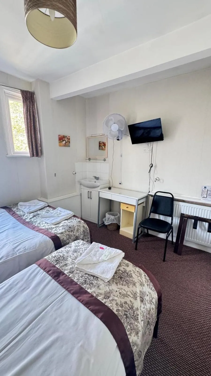 Photo of the whole room, Bed in Earls Court Hotel