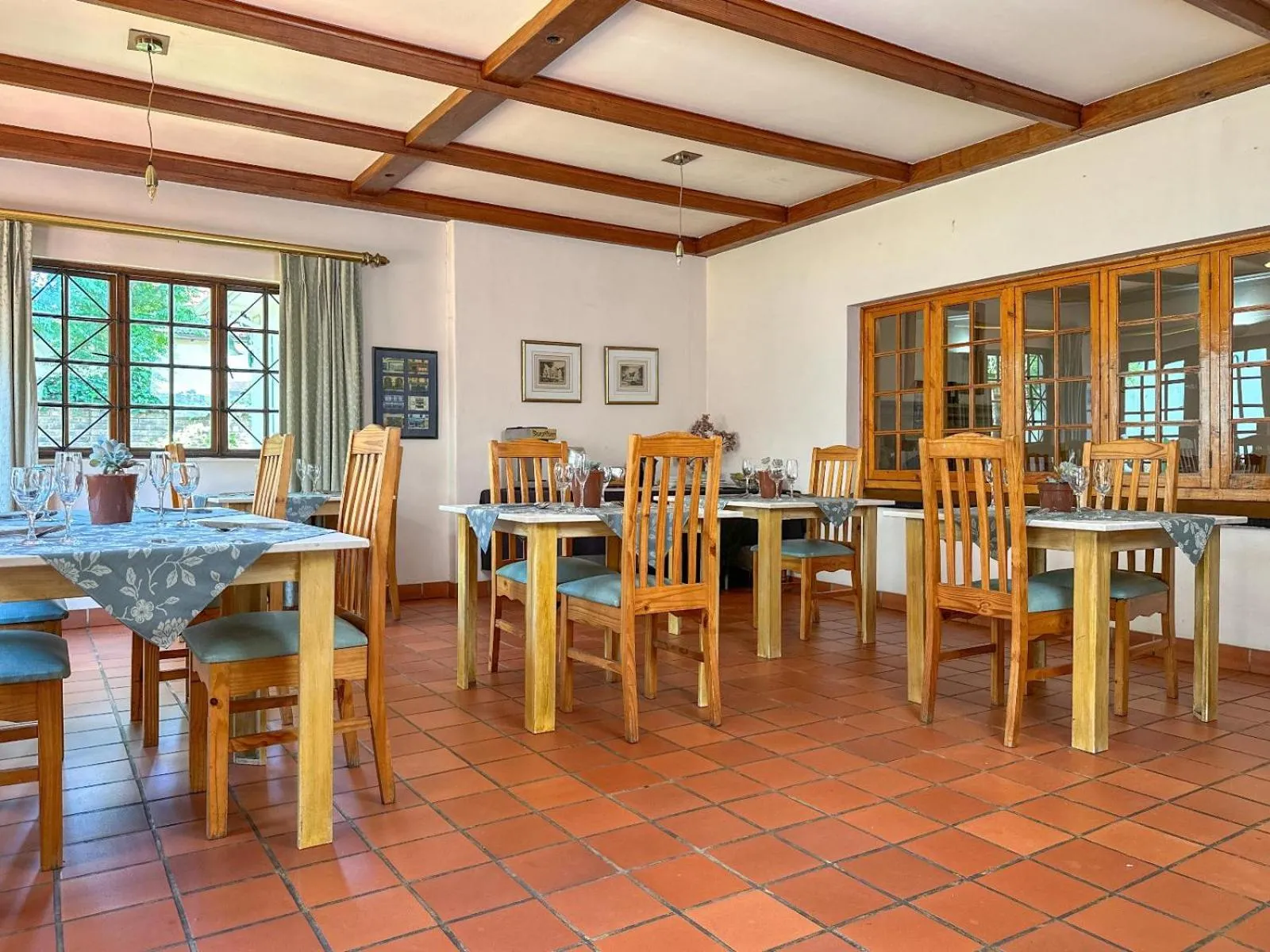 Dining area in Park Gables Loftus