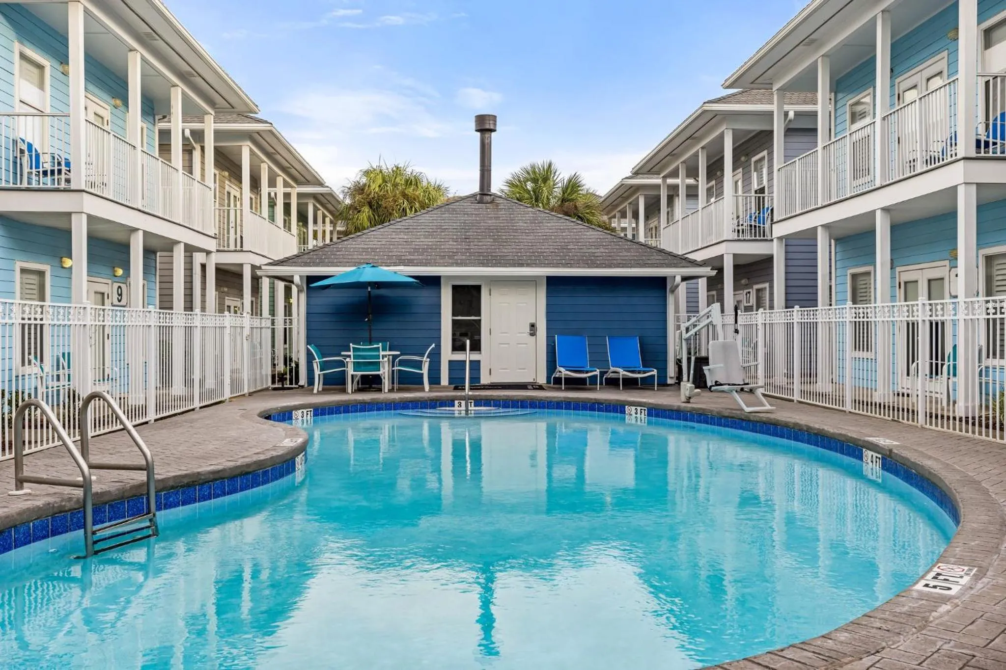 Swimming pool in Club Wyndham Beach Street Cottages