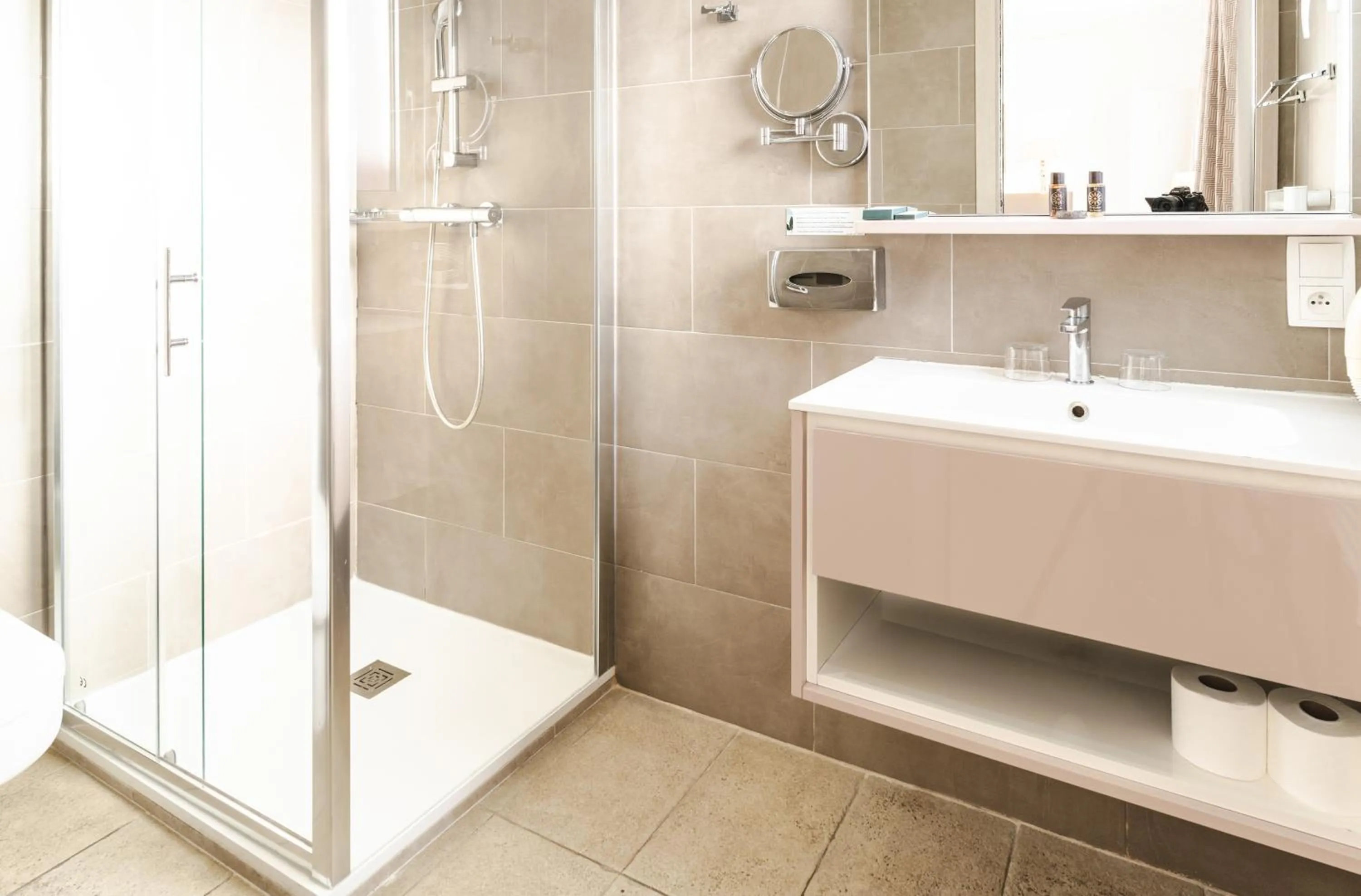 Bathroom in Hôtel CASABELLA Cannes Mouans Sartoux