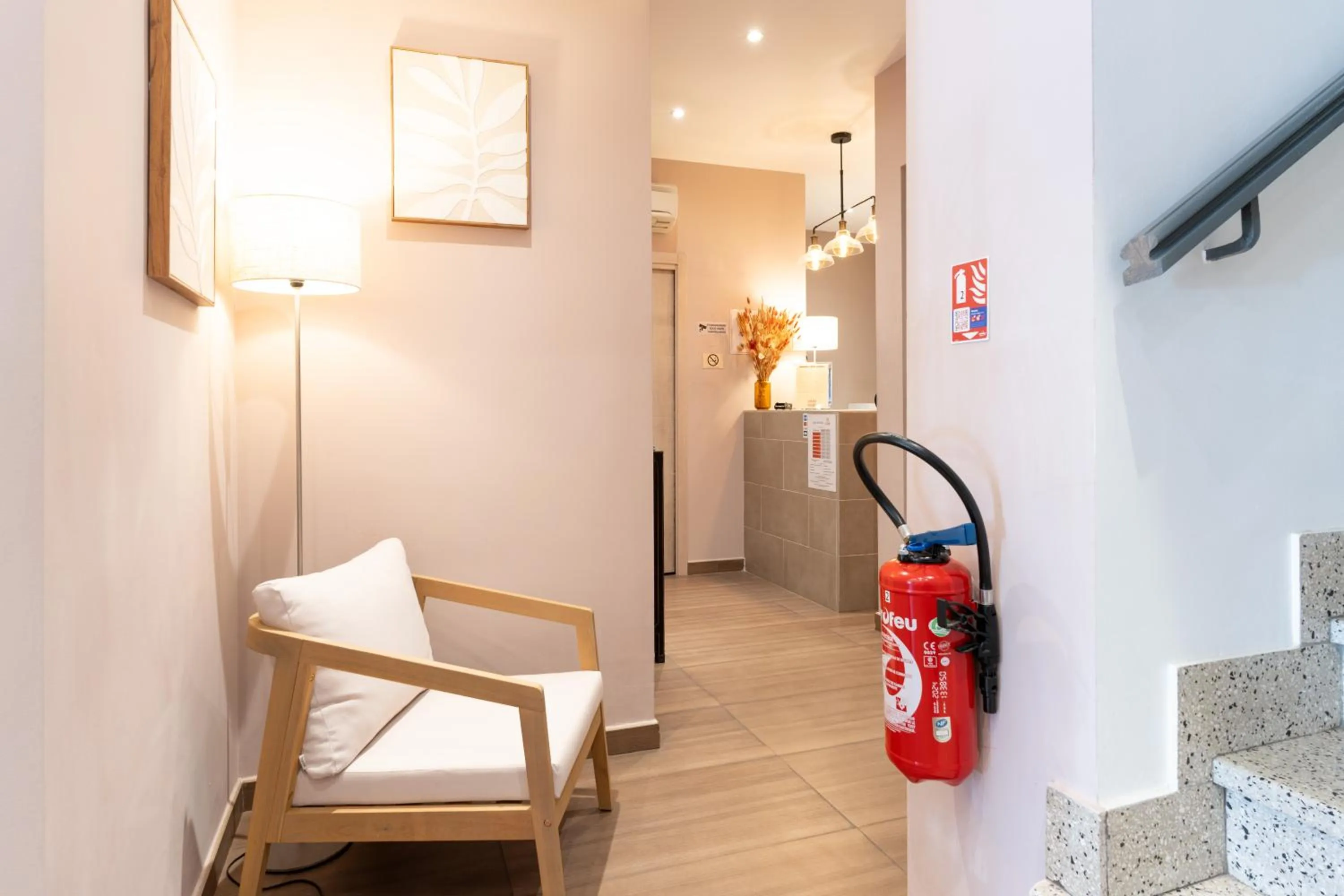 Lobby or reception in Hôtel CASABELLA Cannes Mouans Sartoux