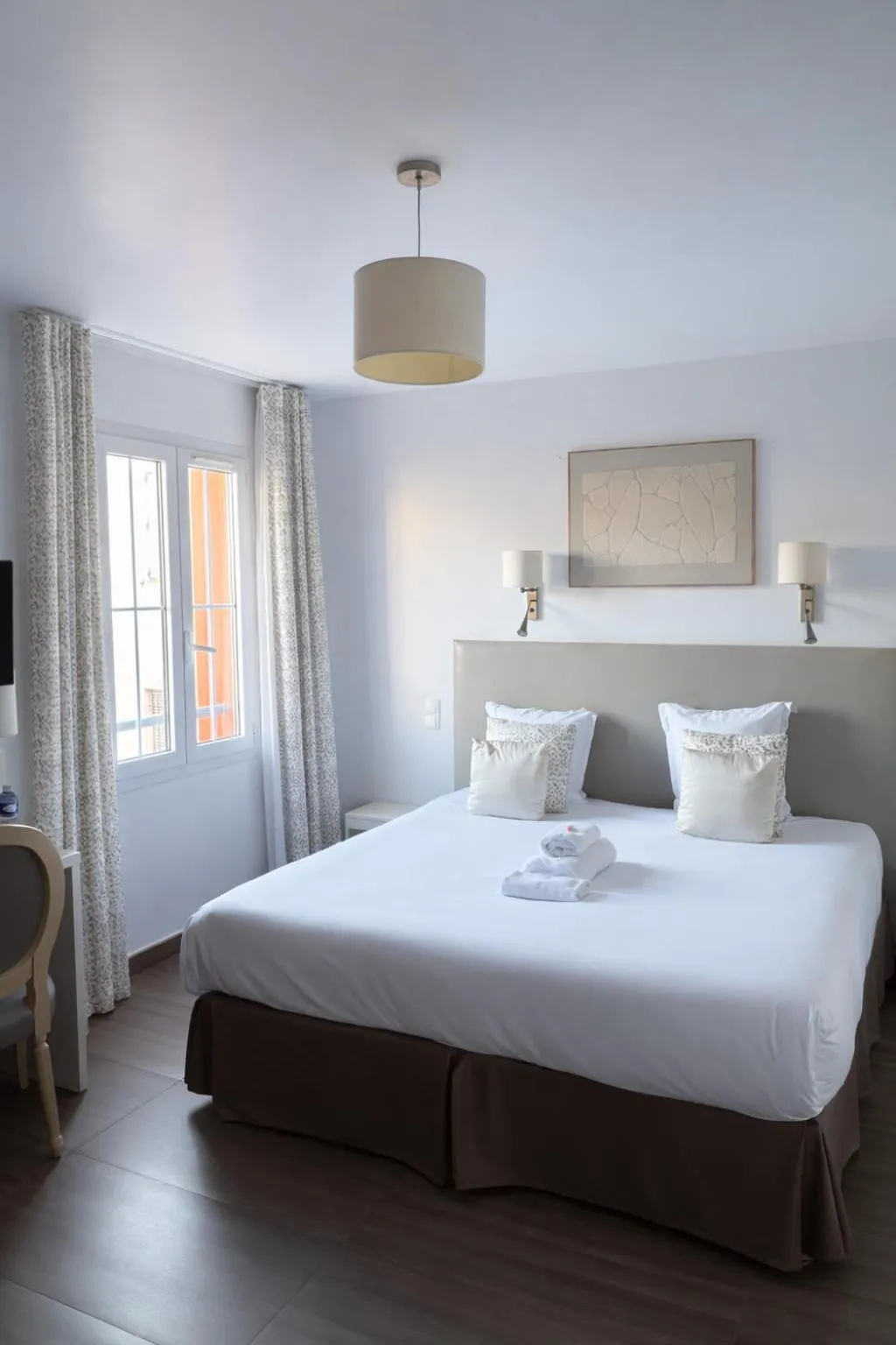 Photo of the whole room, Bed in Hôtel CASABELLA Cannes Mouans Sartoux