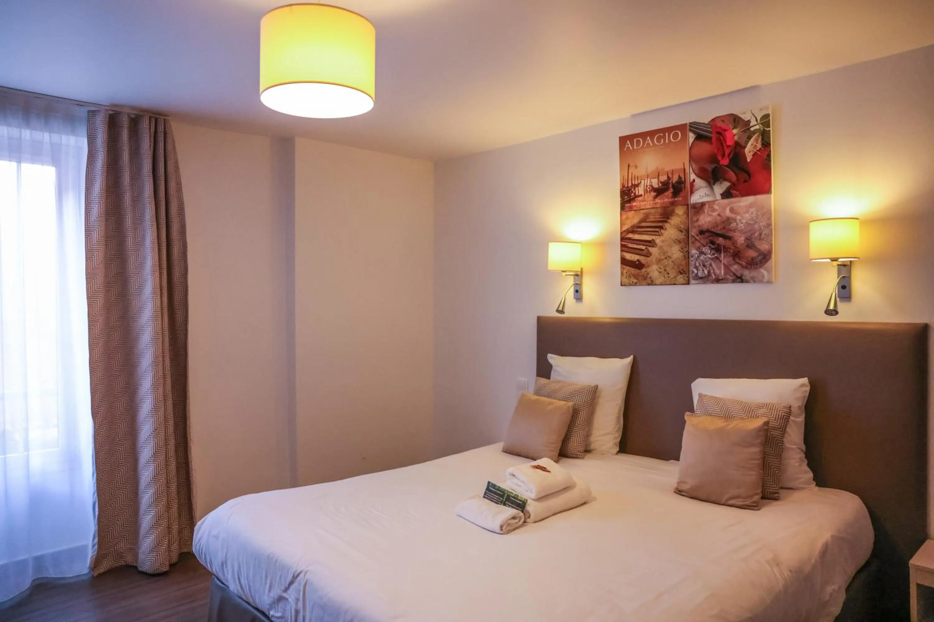 Bedroom, Bed in Hôtel CASABELLA Cannes Mouans Sartoux