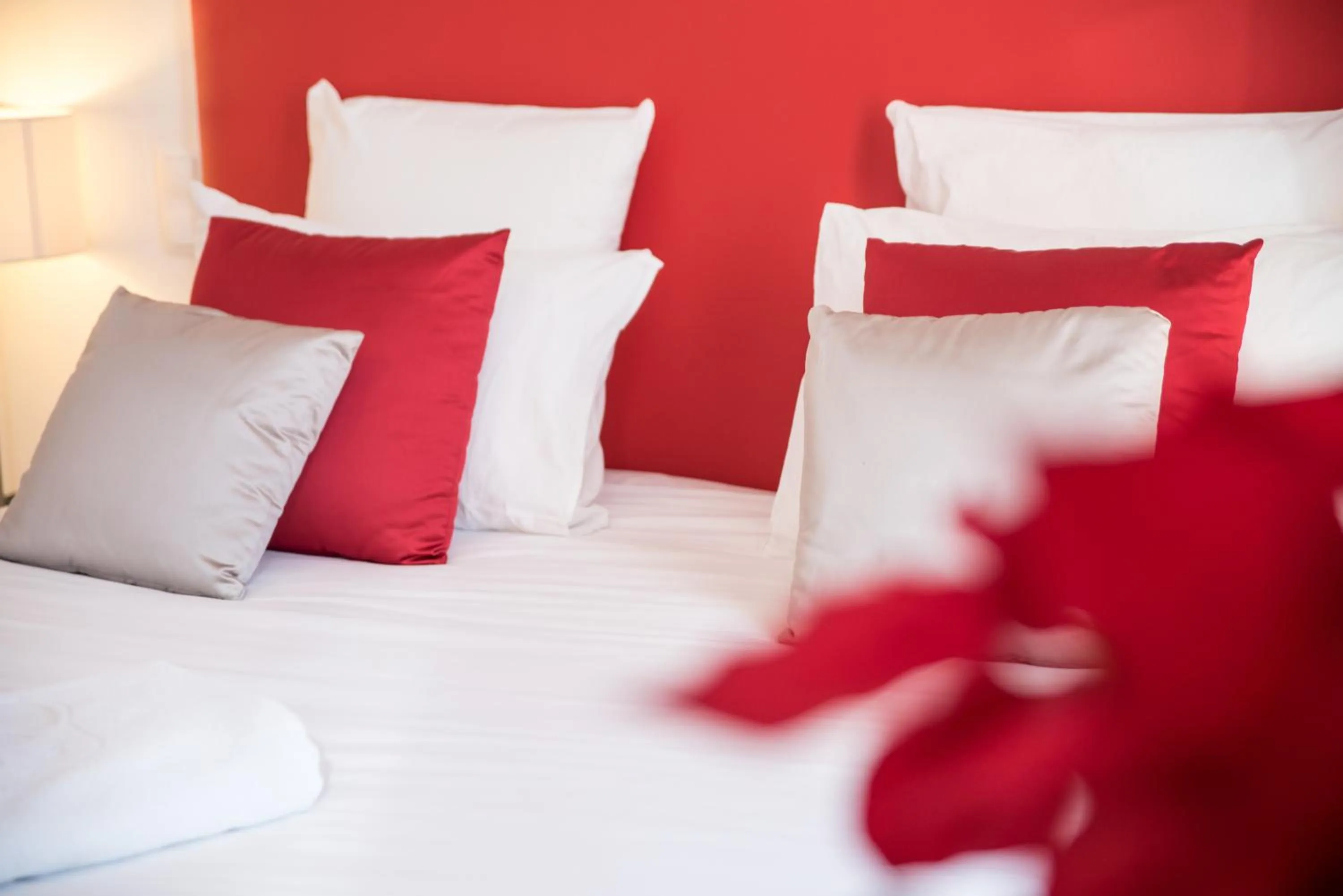 Bedroom, Bed in Hôtel CASABELLA Cannes Mouans Sartoux