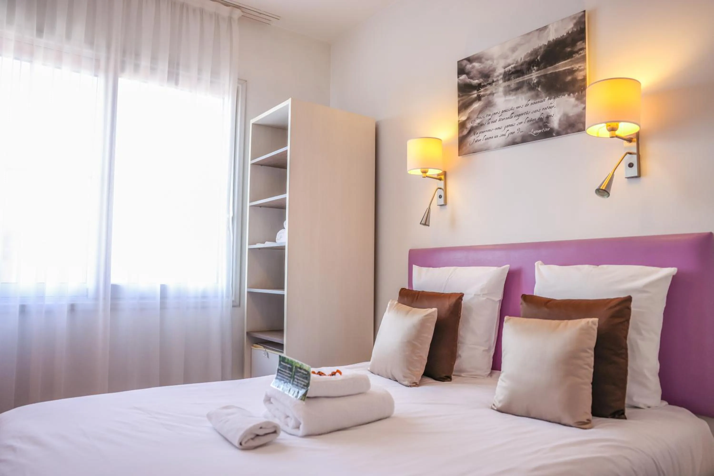 Bedroom, Bed in Hôtel CASABELLA Cannes Mouans Sartoux