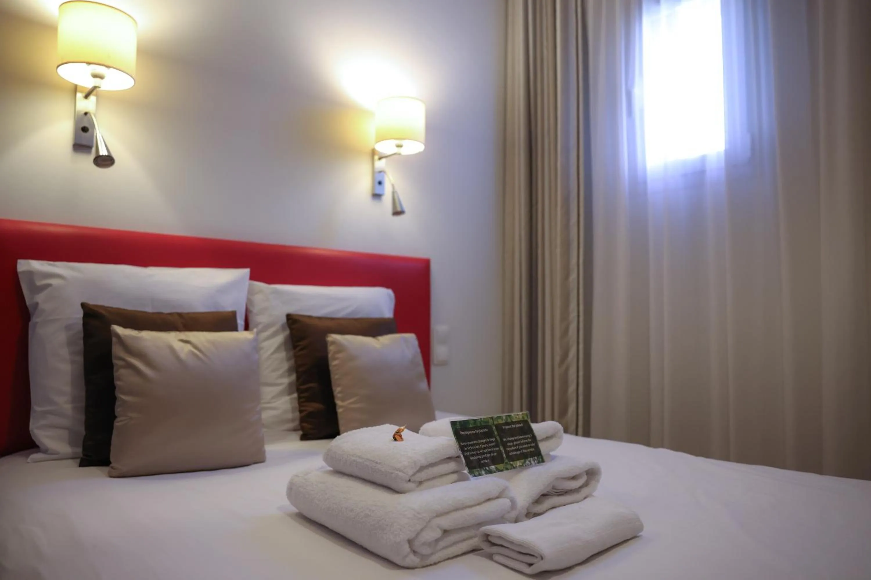 Bedroom, Bed in Hôtel CASABELLA Cannes Mouans Sartoux