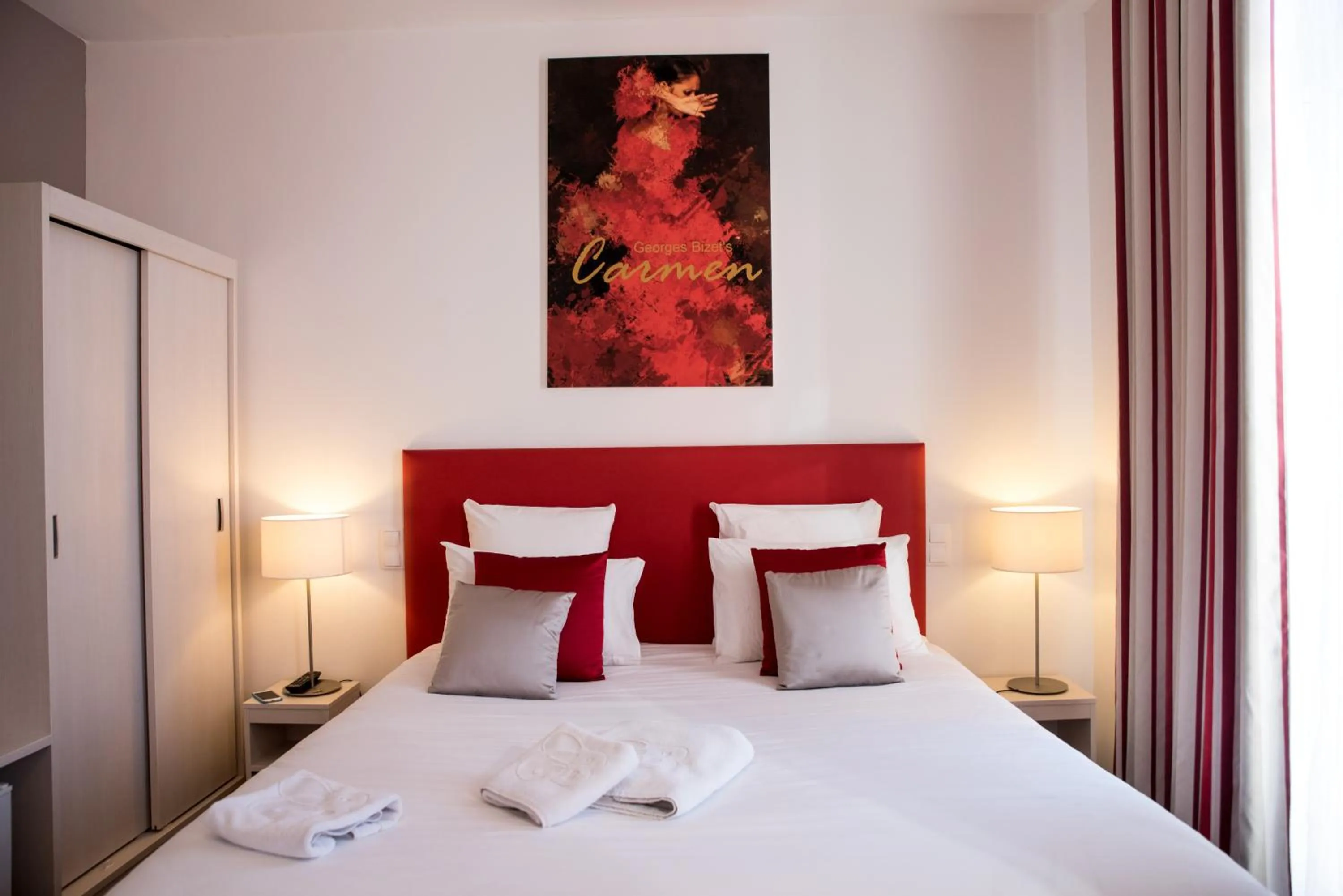 Bedroom, Bed in Hôtel CASABELLA Cannes Mouans Sartoux