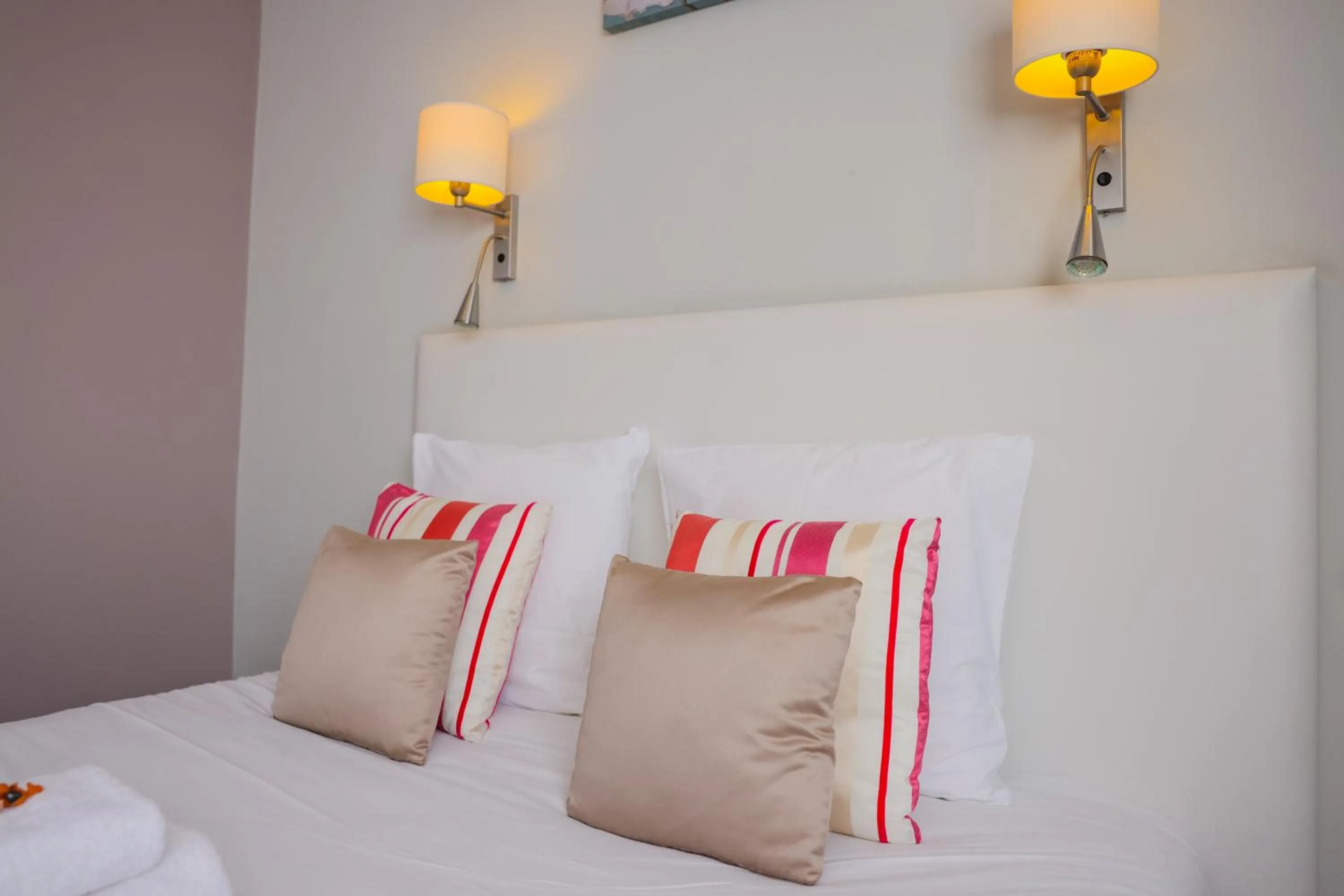 Bedroom, Bed in Hôtel CASABELLA Cannes Mouans Sartoux