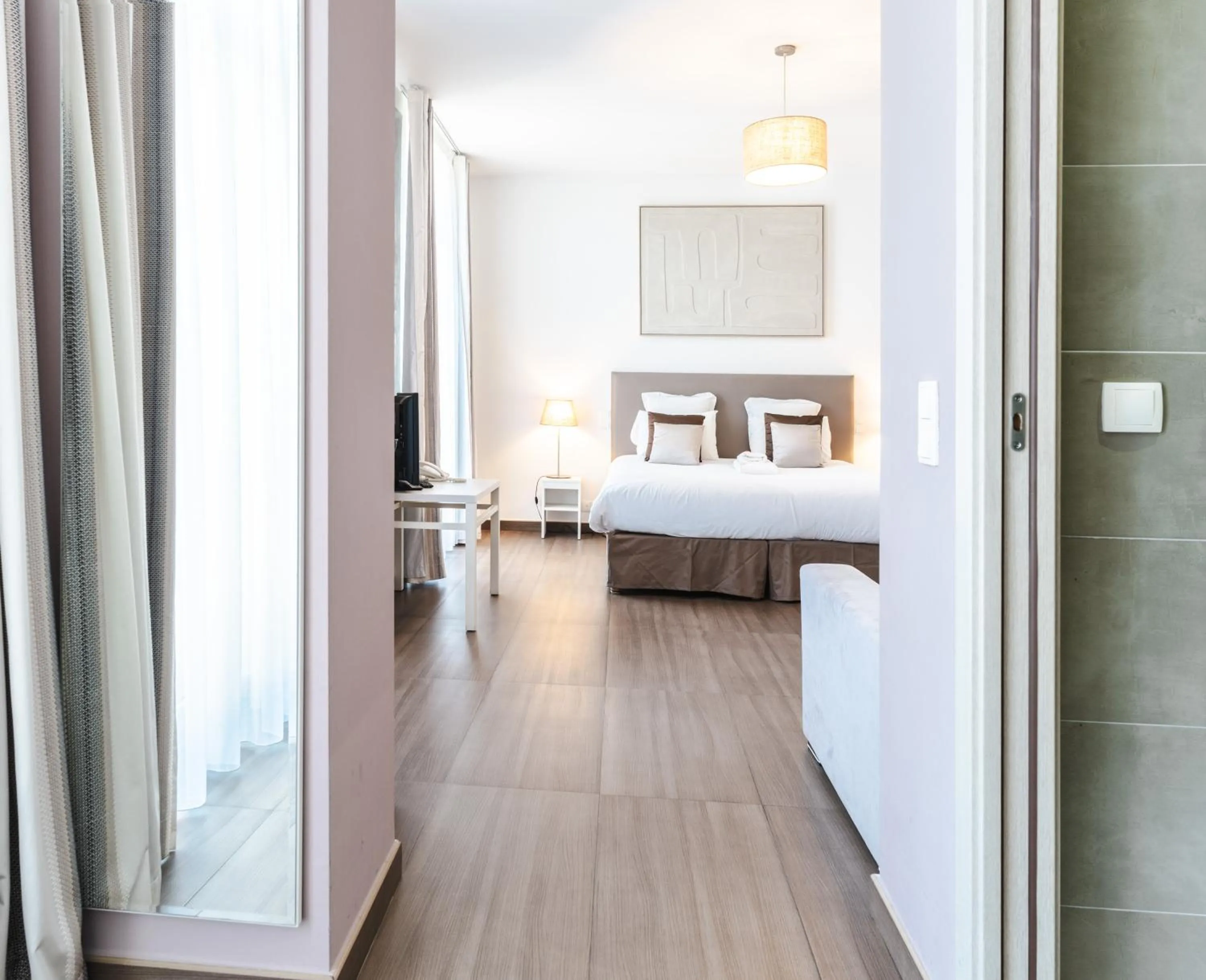 Photo of the whole room, Bed in Hôtel CASABELLA Cannes Mouans Sartoux