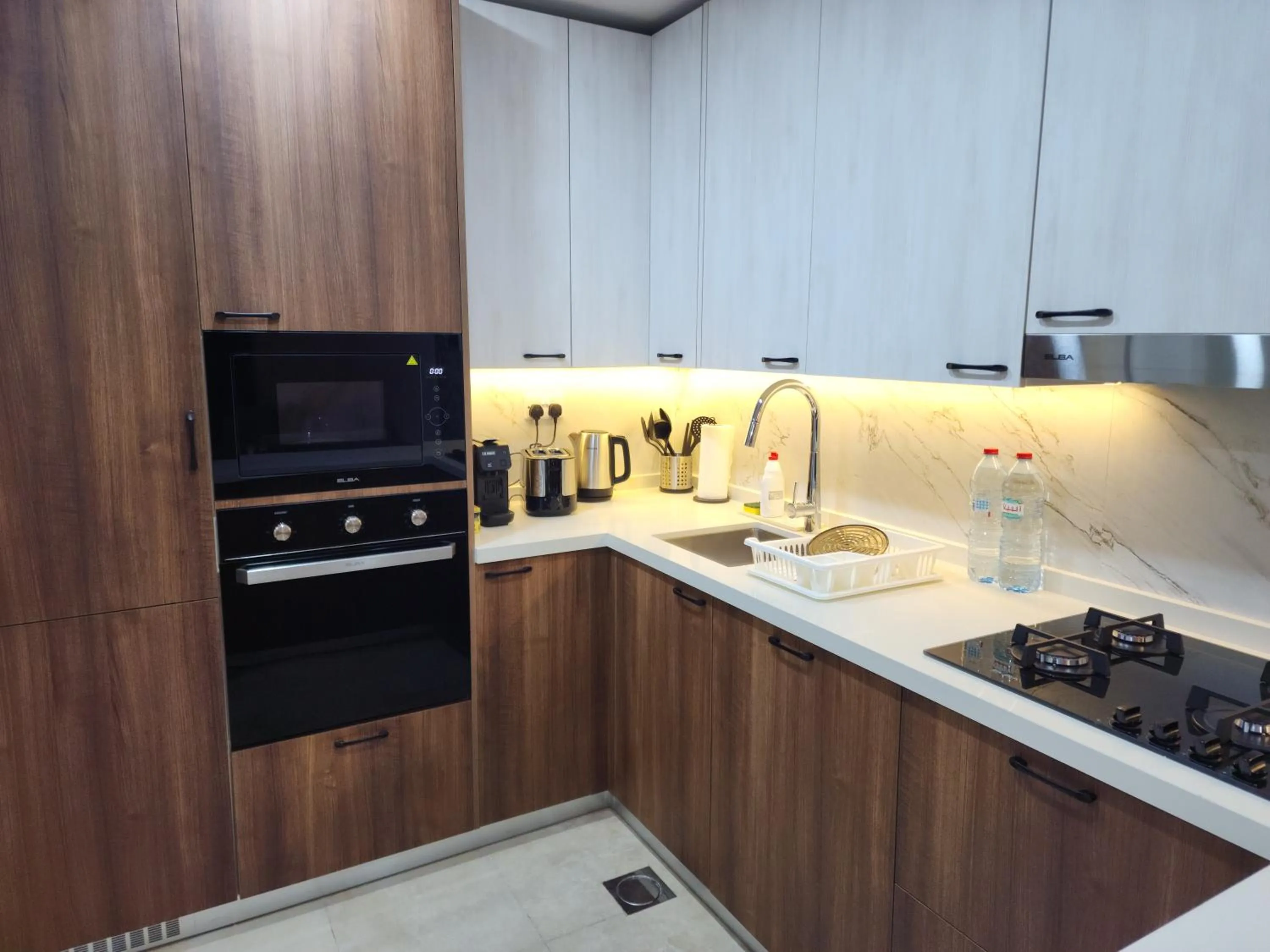 Coffee/tea facilities in Preatoni Tower - JLT by Golden Casa