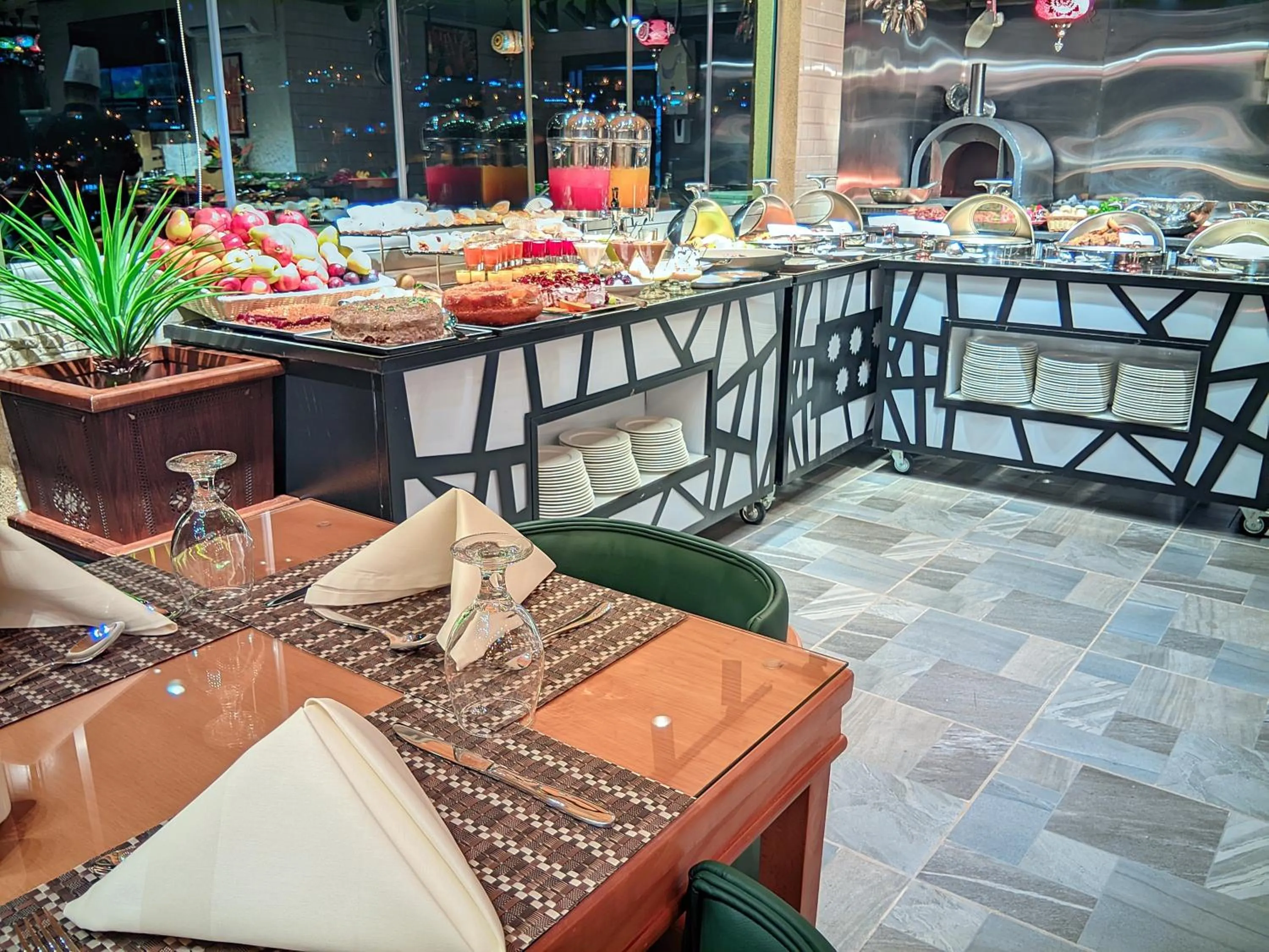 Restaurant/places to eat in Petra Bermudez Hotel