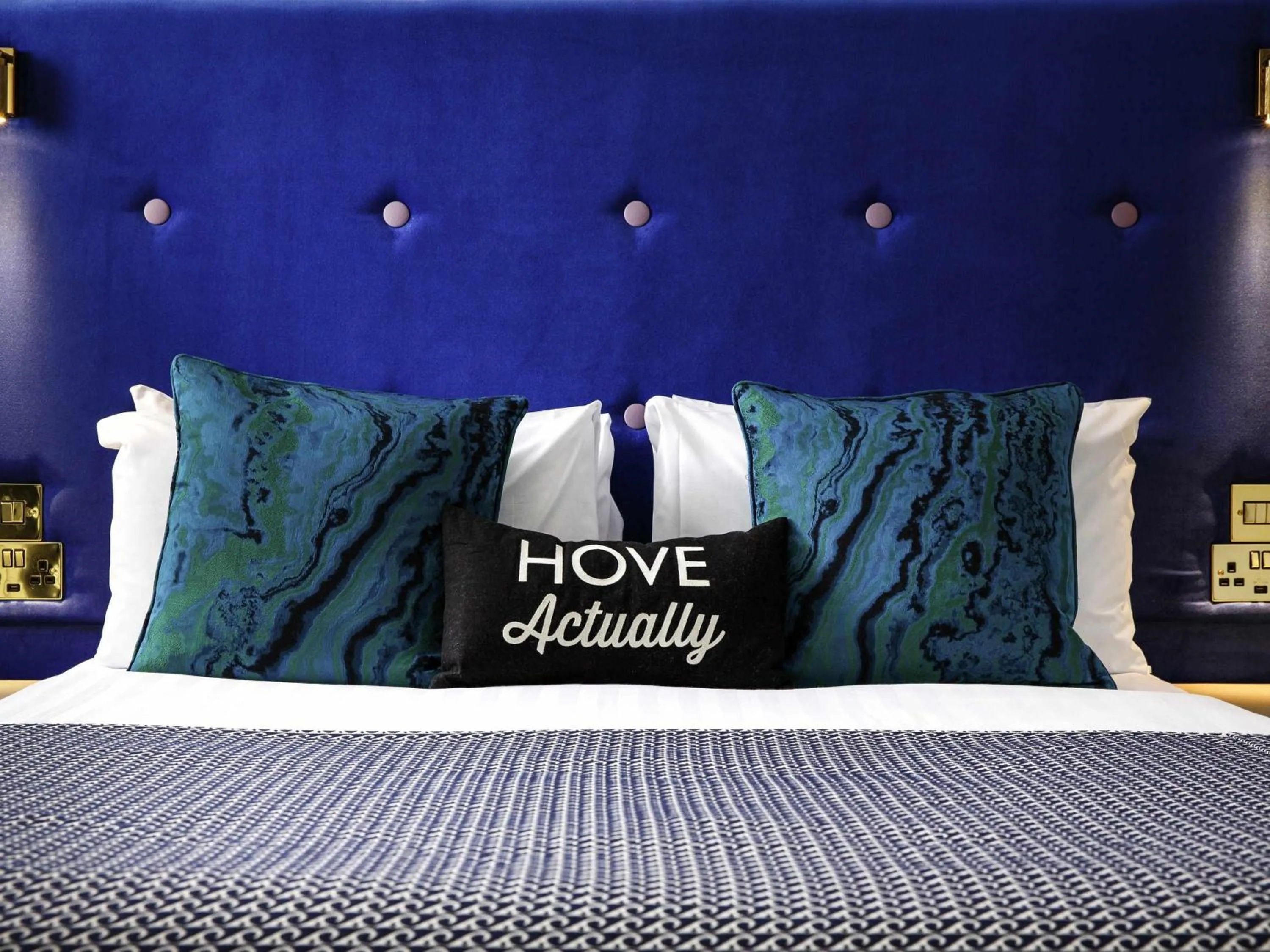 Bedroom, Bed in Mercure Brighton Seafront Hotel