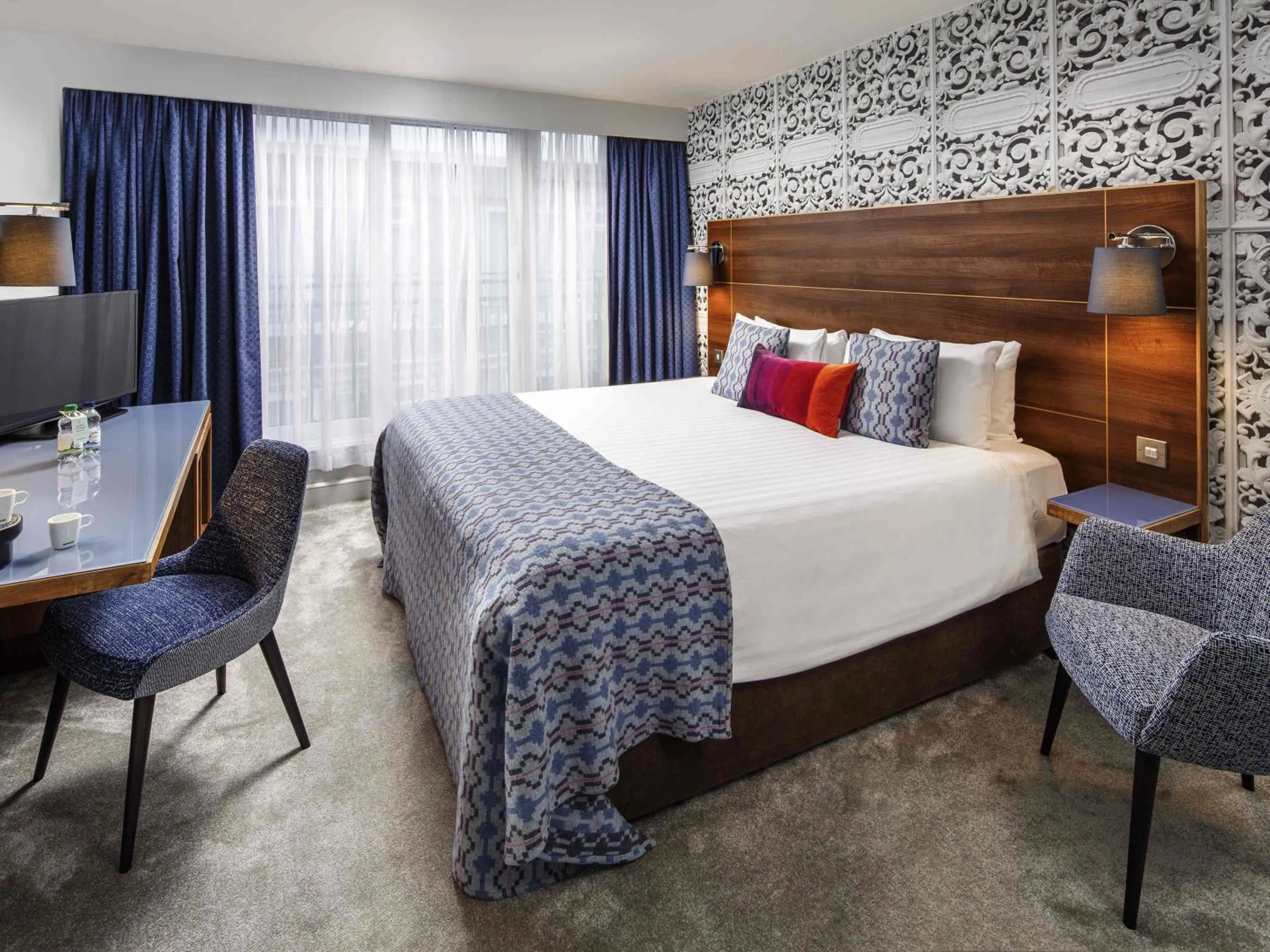 Bedroom, Bed in Mercure Brighton Seafront Hotel