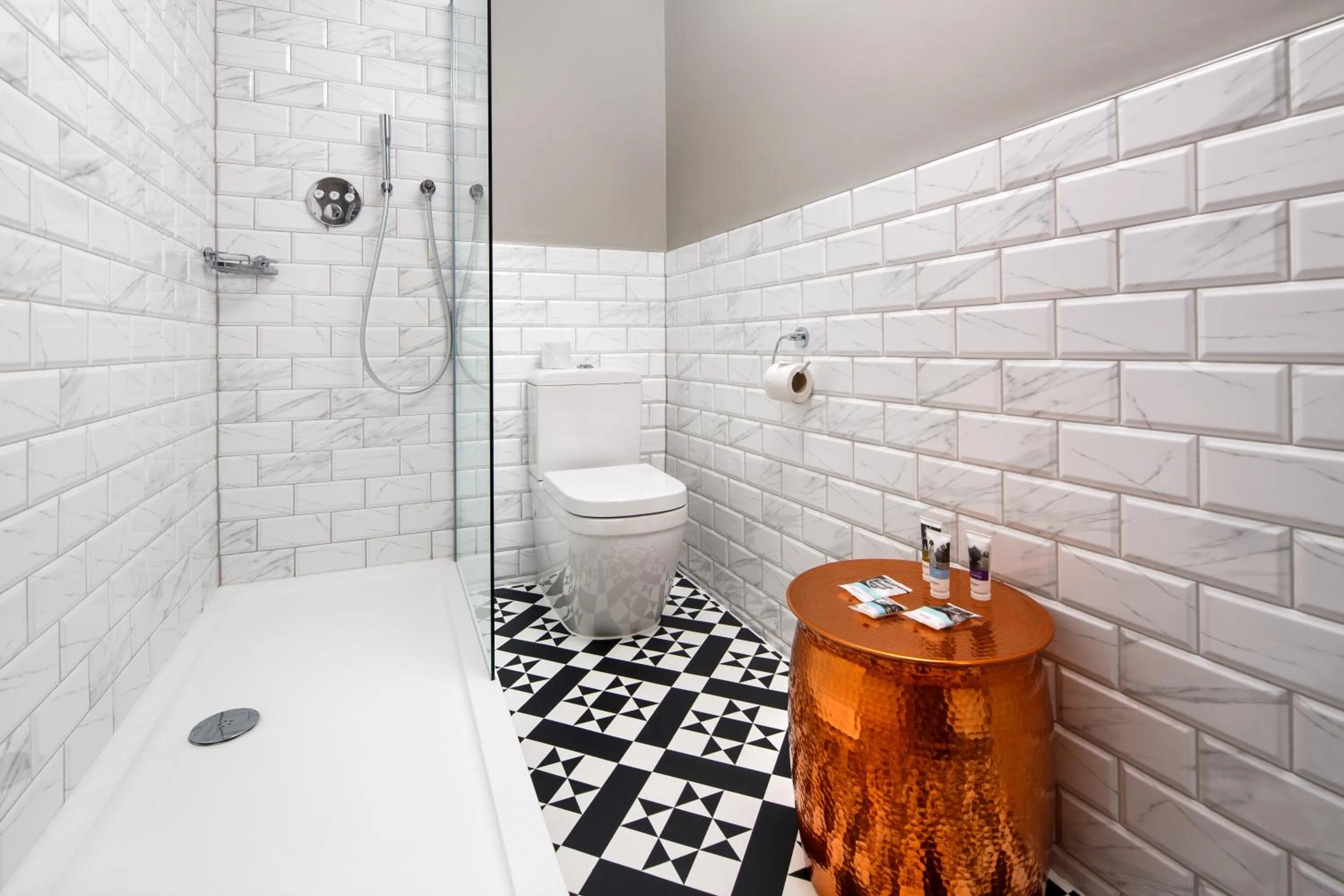 Shower in Mercure Brighton Seafront Hotel