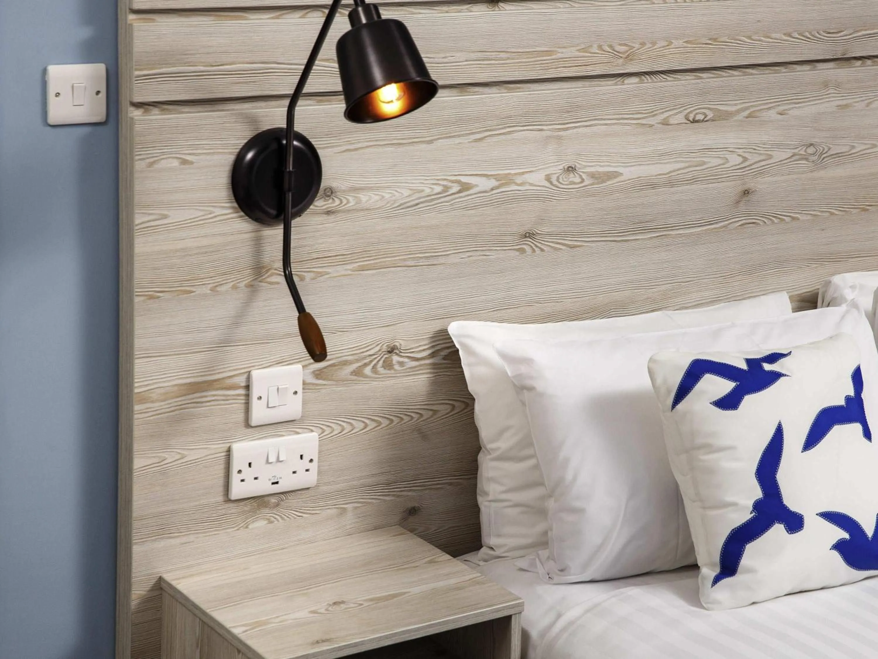 Bedroom, Bed in Mercure Brighton Seafront Hotel