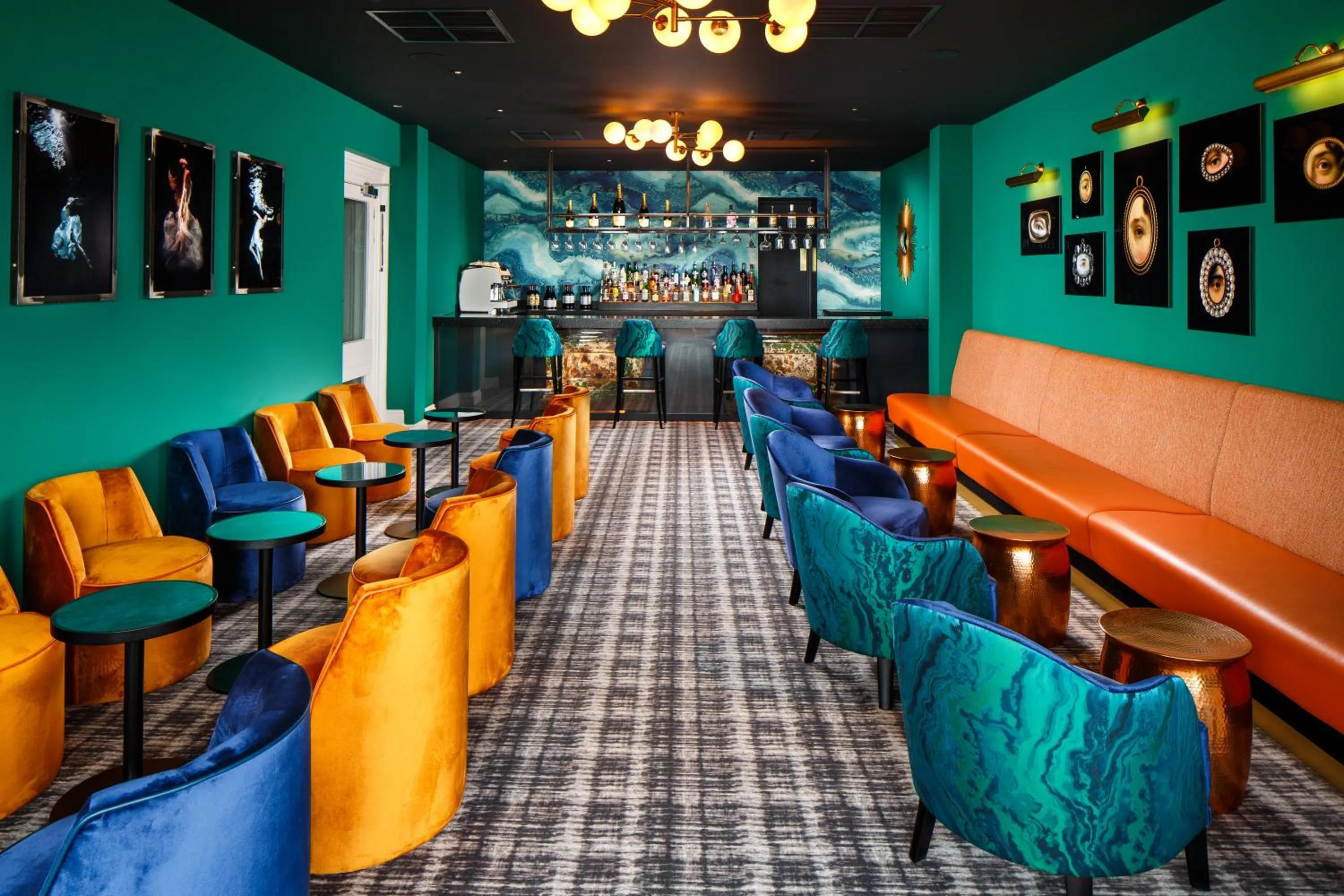 Lounge or bar in Mercure Brighton Seafront Hotel