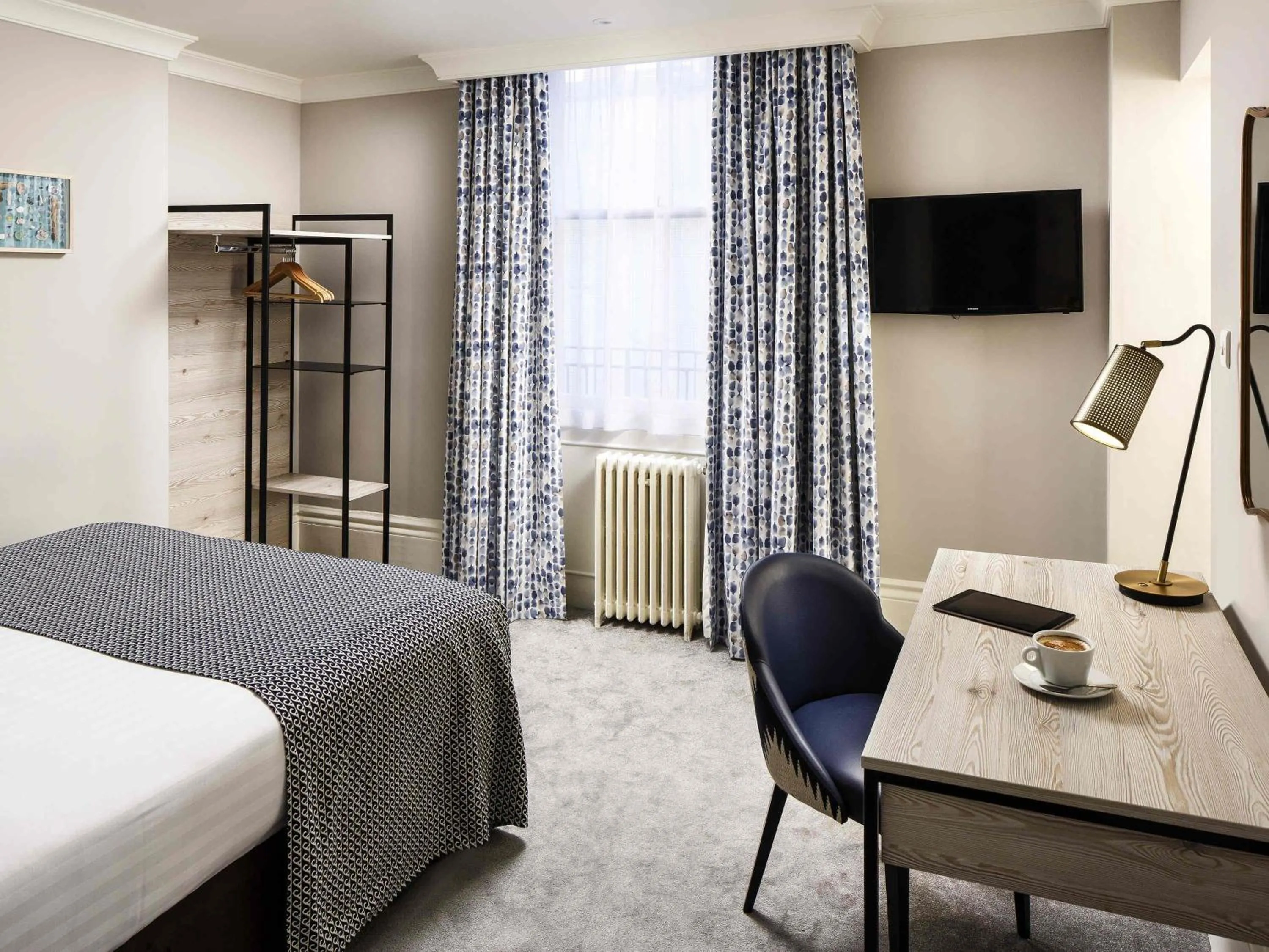 Bedroom, Bed in Mercure Brighton Seafront Hotel