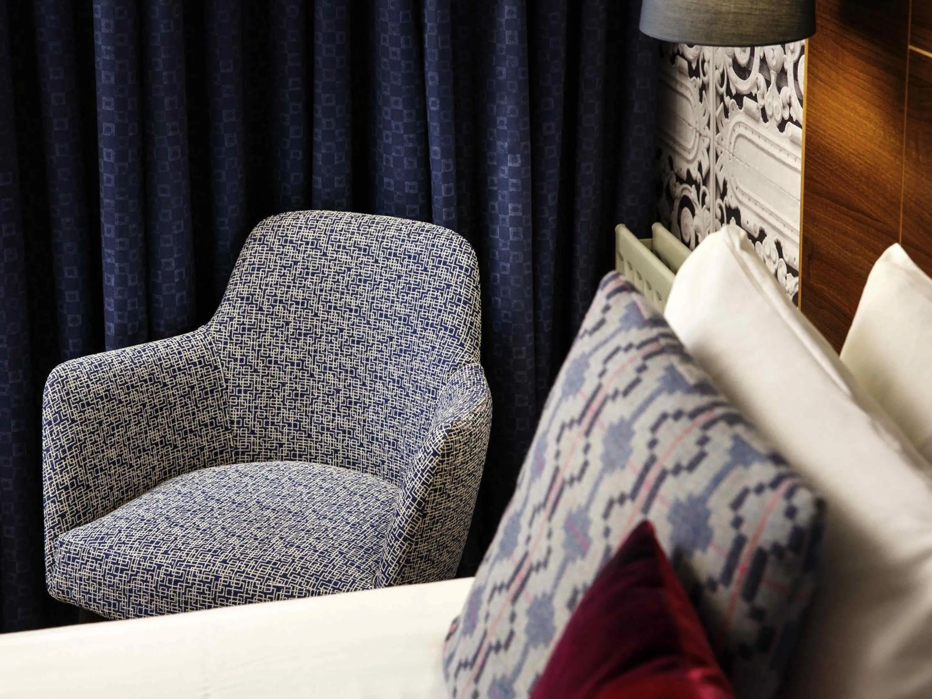 Bedroom, Bed in Mercure Brighton Seafront Hotel