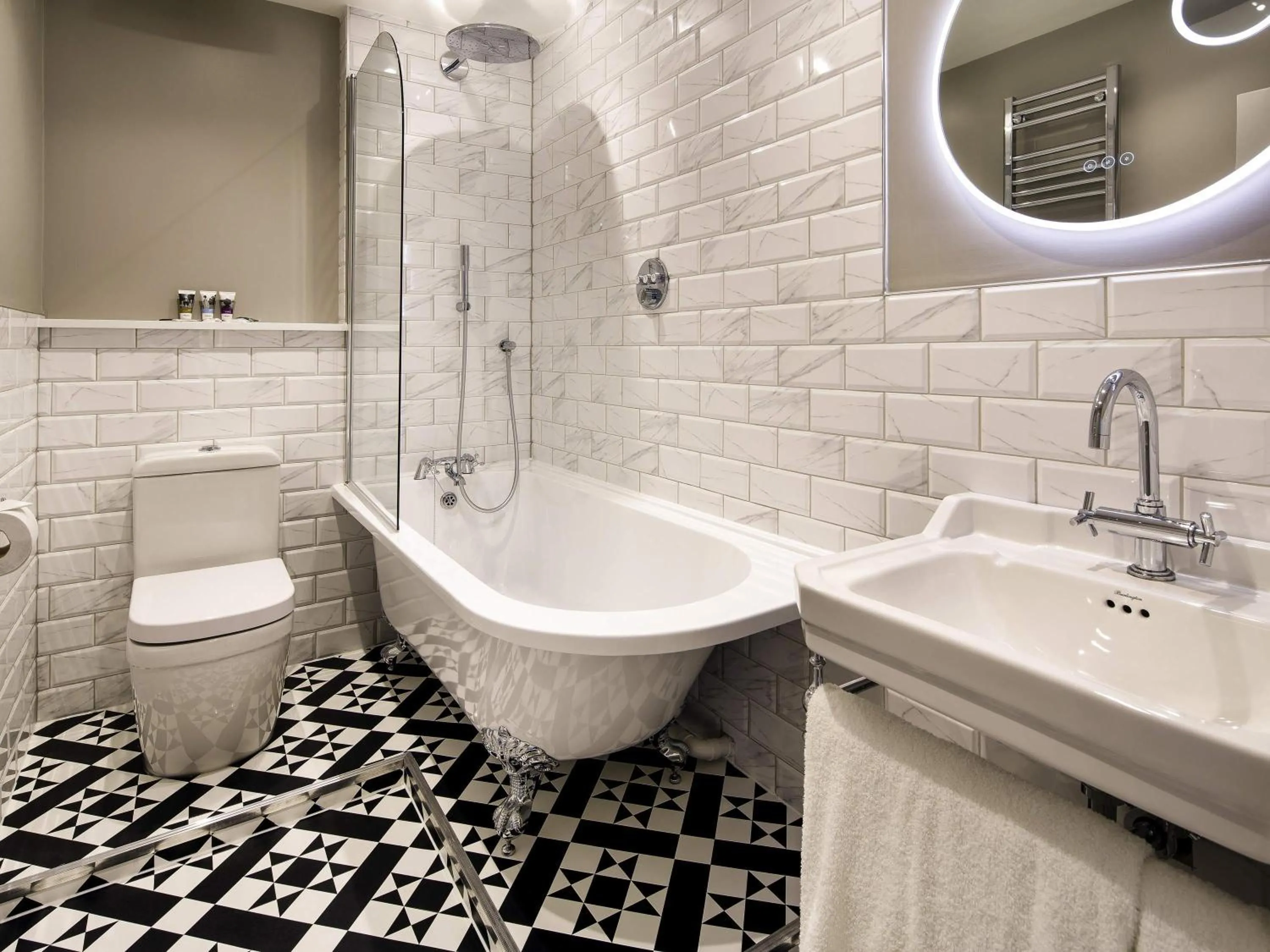 Bedroom in Mercure Brighton Seafront Hotel