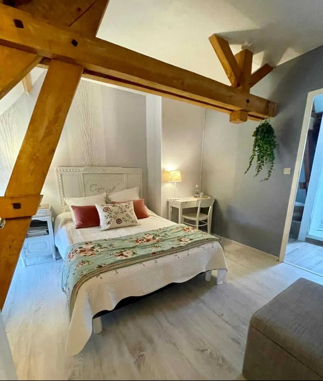 Photo of the whole room, Bed in La Balastière