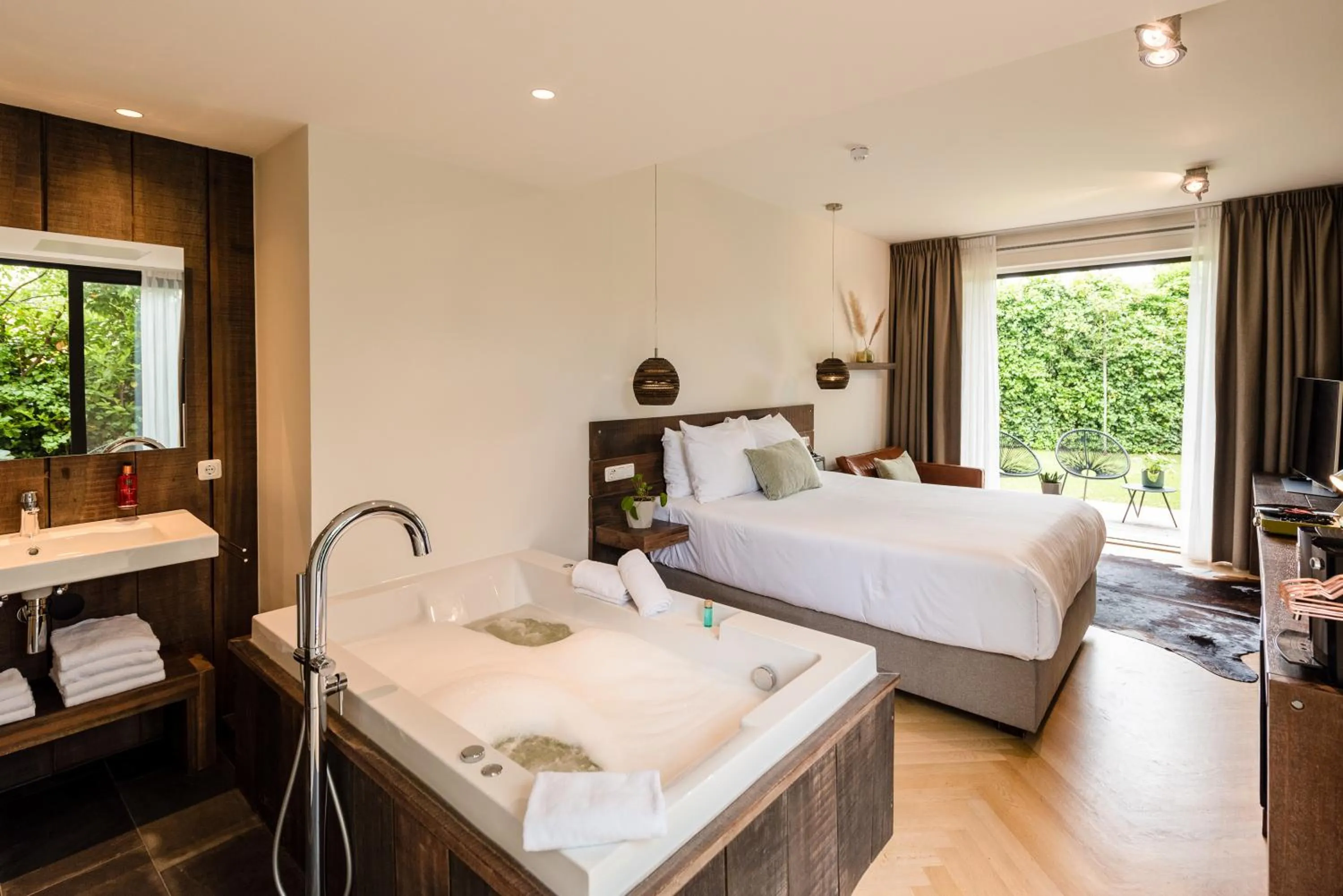 Bath, Bed in Van Heeckeren Hotel