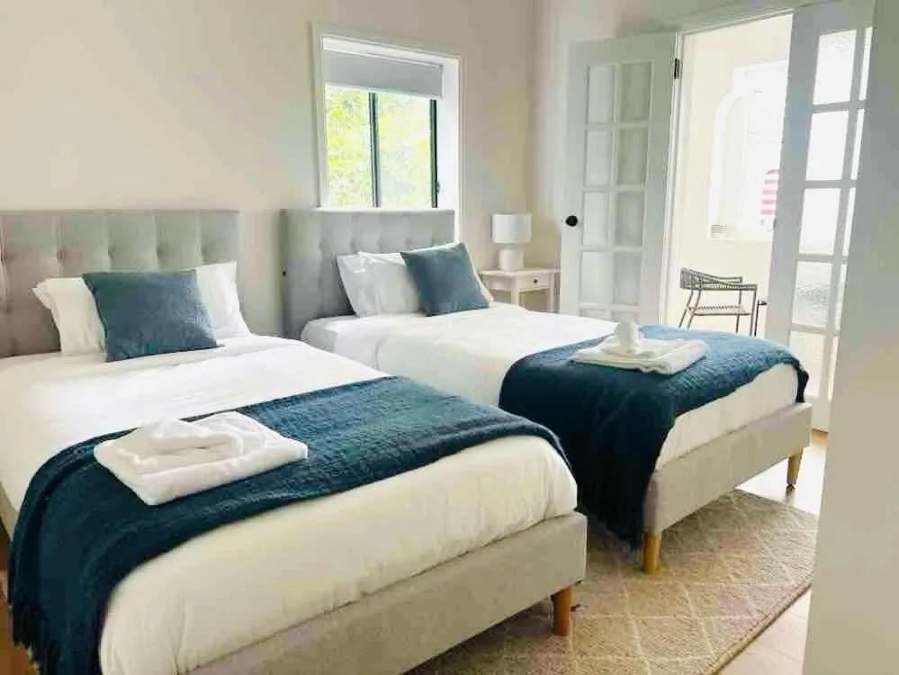 Bedroom, Bed in Hamilton Lodge Apartments by Urban Rest