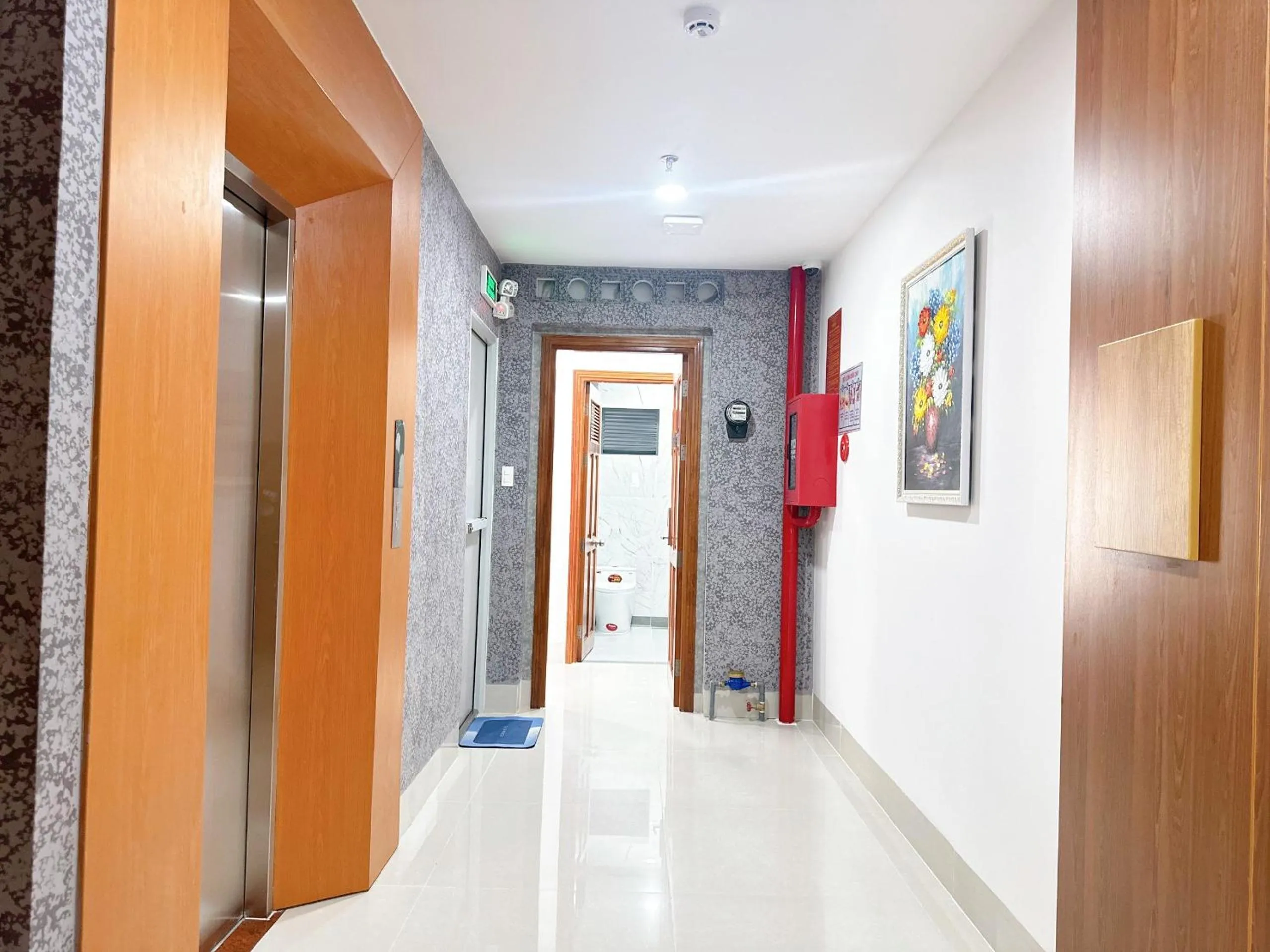 elevator in Milanesa Hotel and Apartment