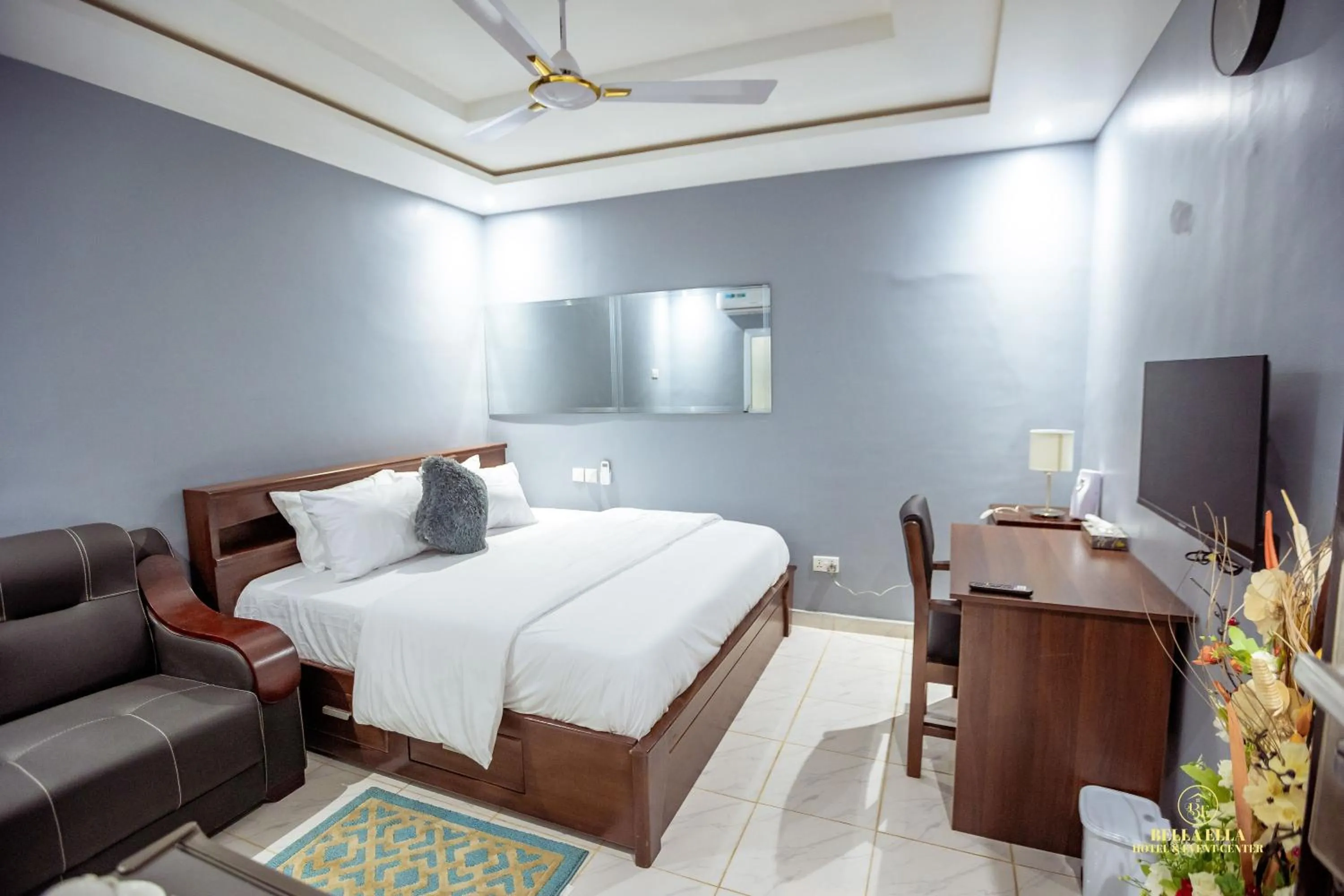 Communal lounge/ TV room, Bed in Bella Ella Hotel & Event Center