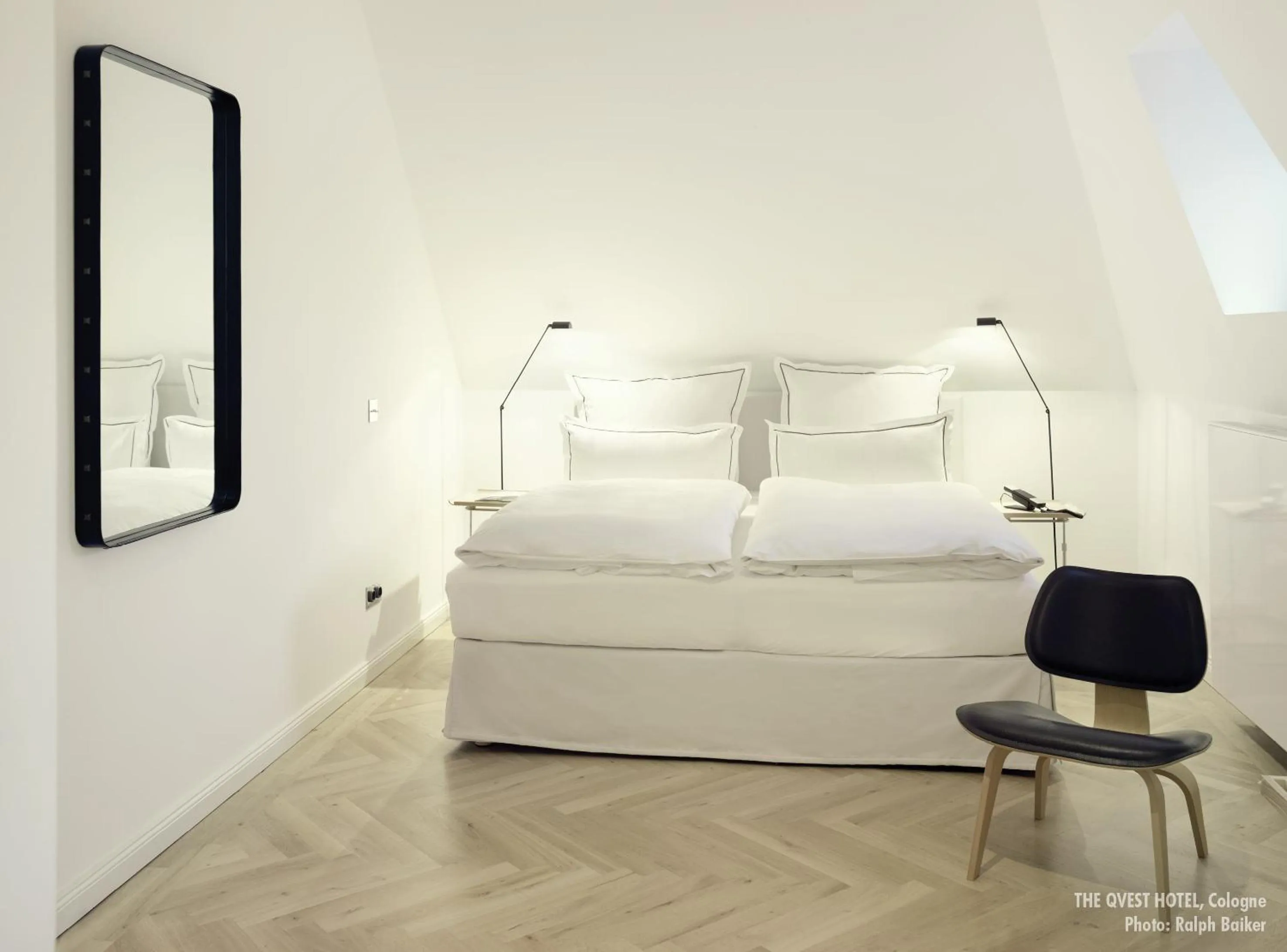 Photo of the whole room, Bed in THE QVEST hideaway