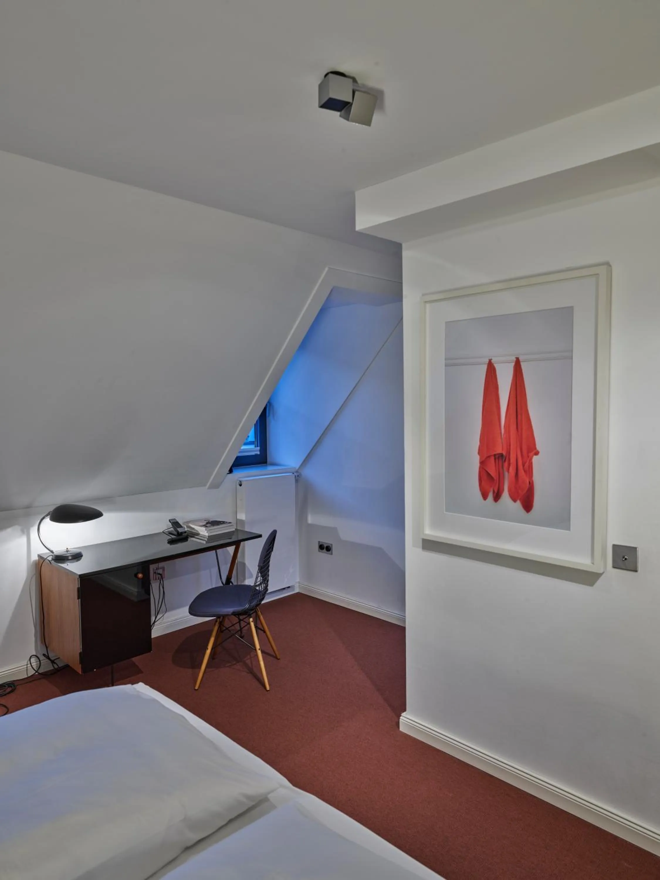 Business facilities, Bed in THE QVEST hideaway