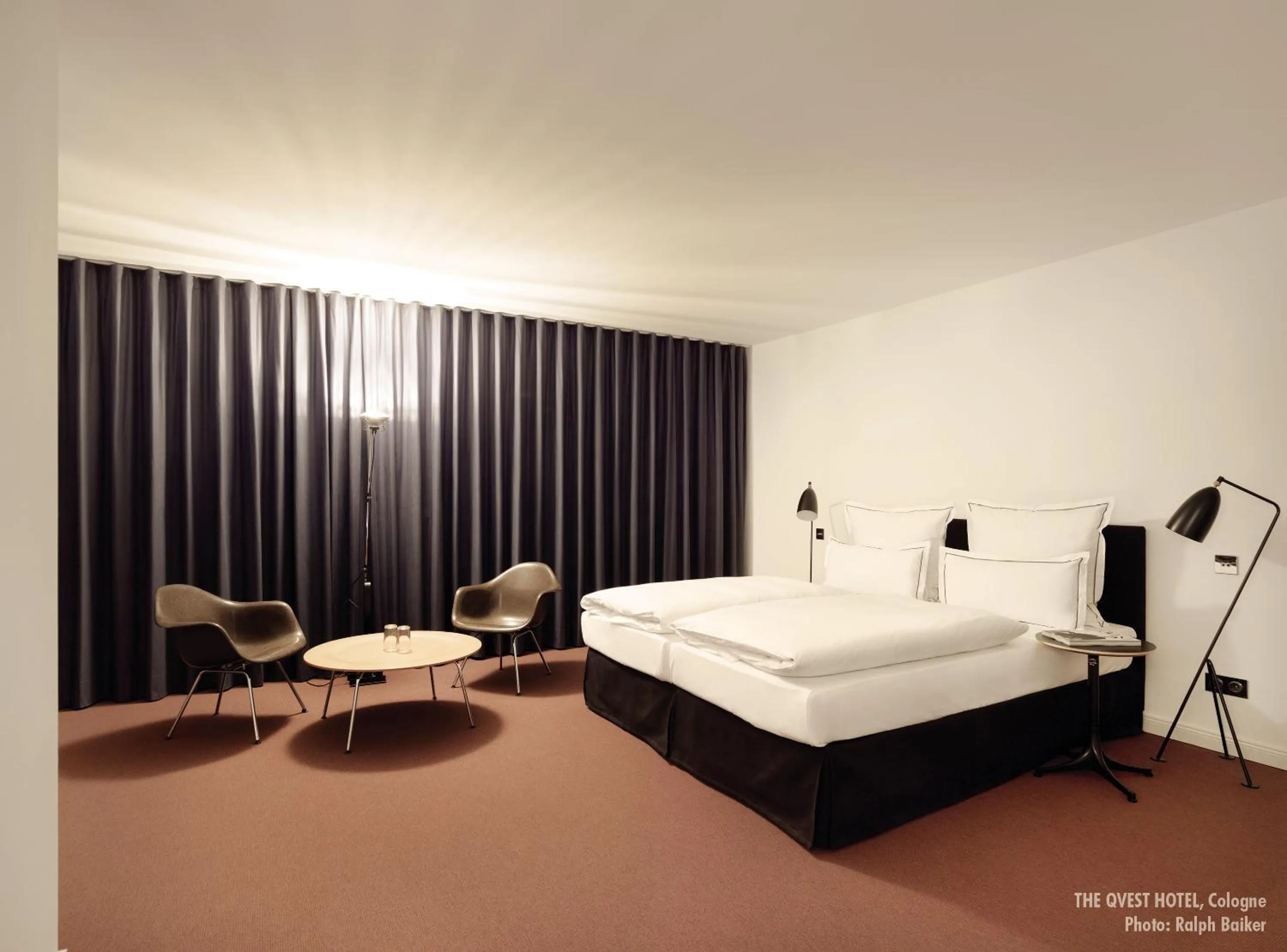 Photo of the whole room, Bed in THE QVEST hideaway