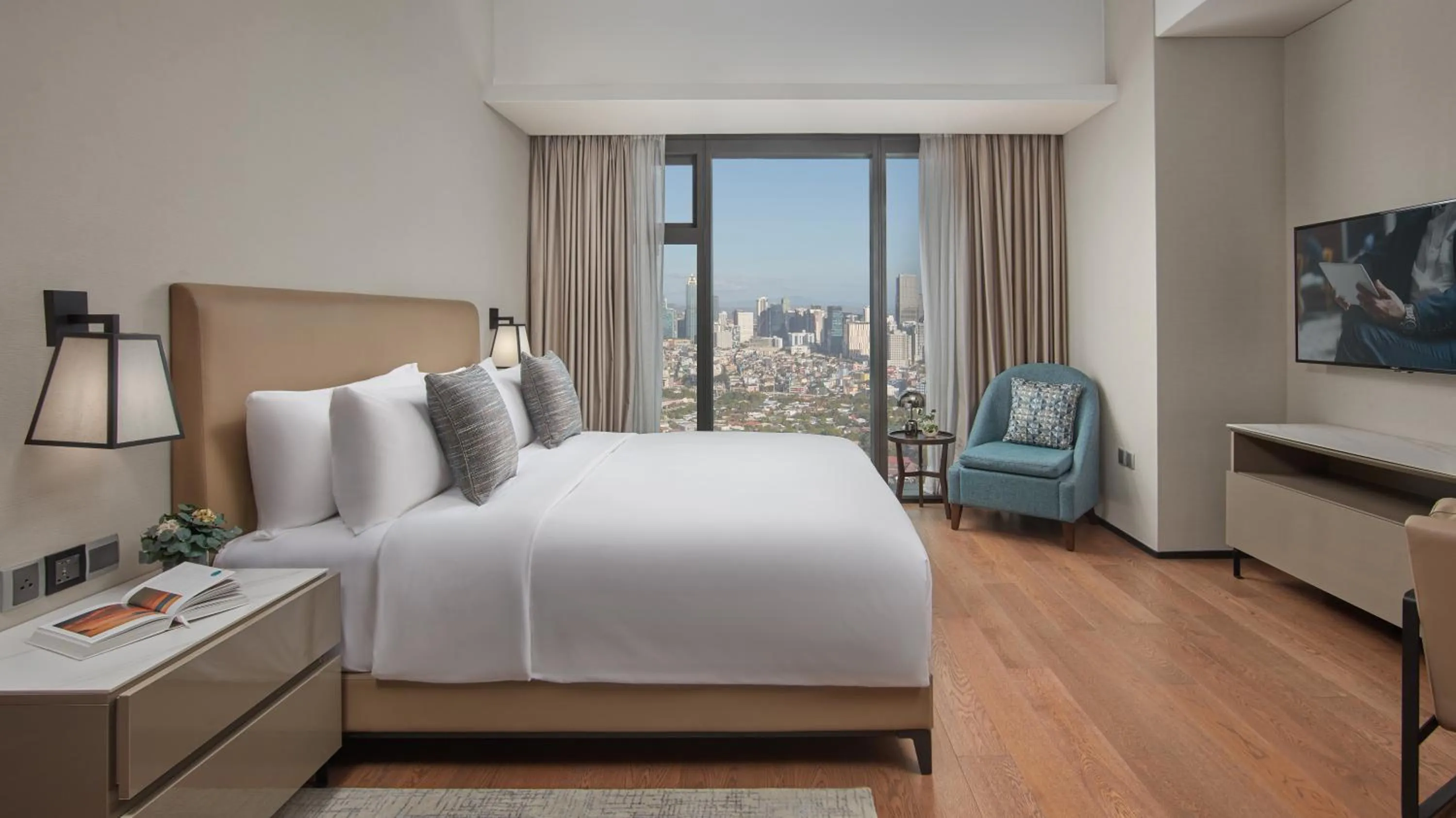 View (from property/room), Bed in Oakwood Makati Avenue