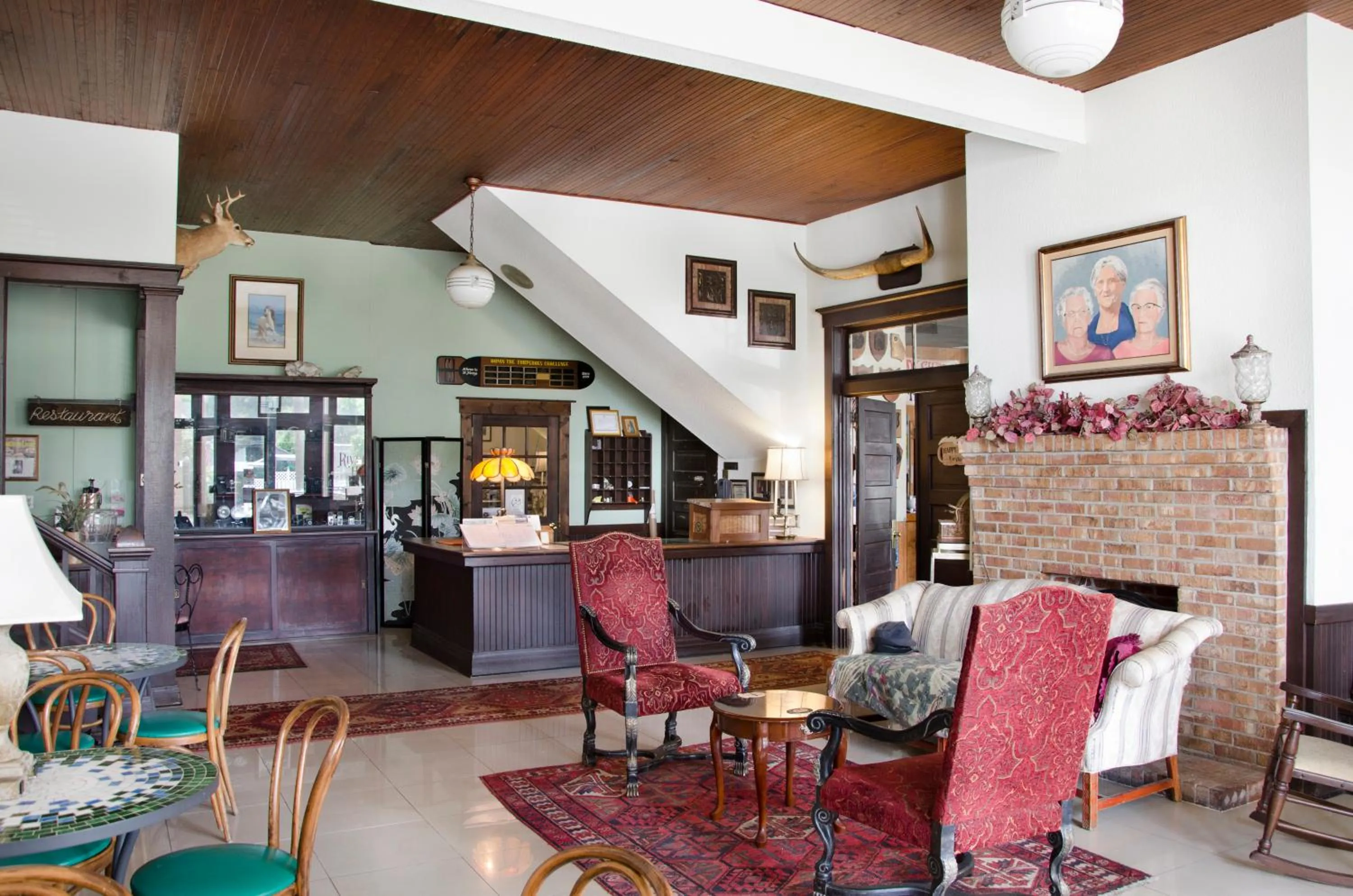 Facade/entrance in Riverview Hotel