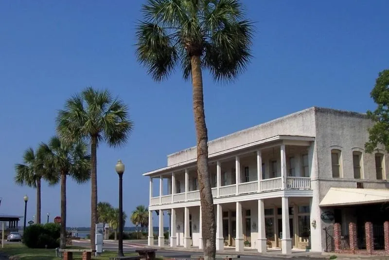 Facade/entrance in Riverview Hotel