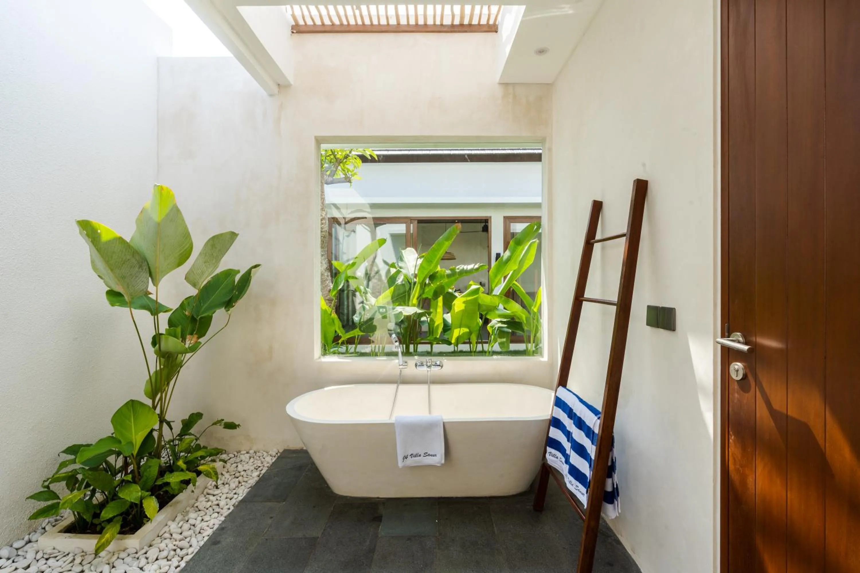 Bathroom in J4 Villas Sanur