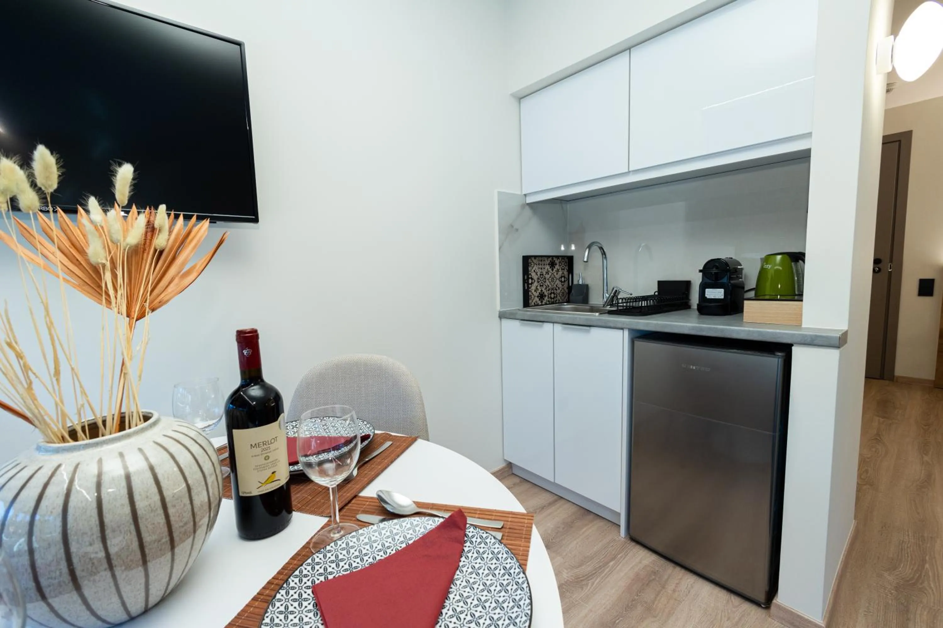 Kitchen or kitchenette in Athens Airport Living spaces