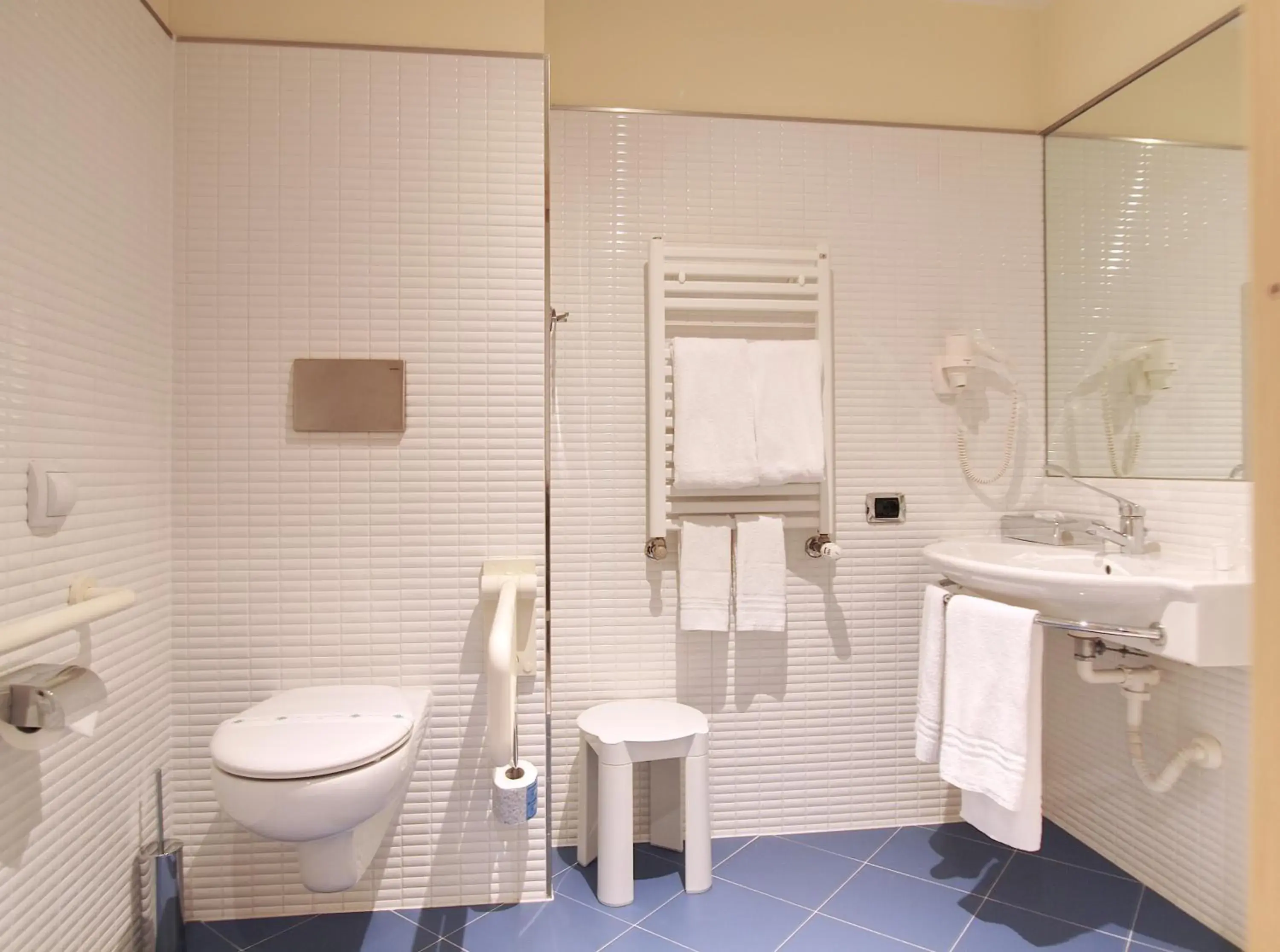 Double or Twin Room - Disability Access in Tower Hotel Malpensa Double or Twin Room - Disability Access in Tower Hotel Malpensa