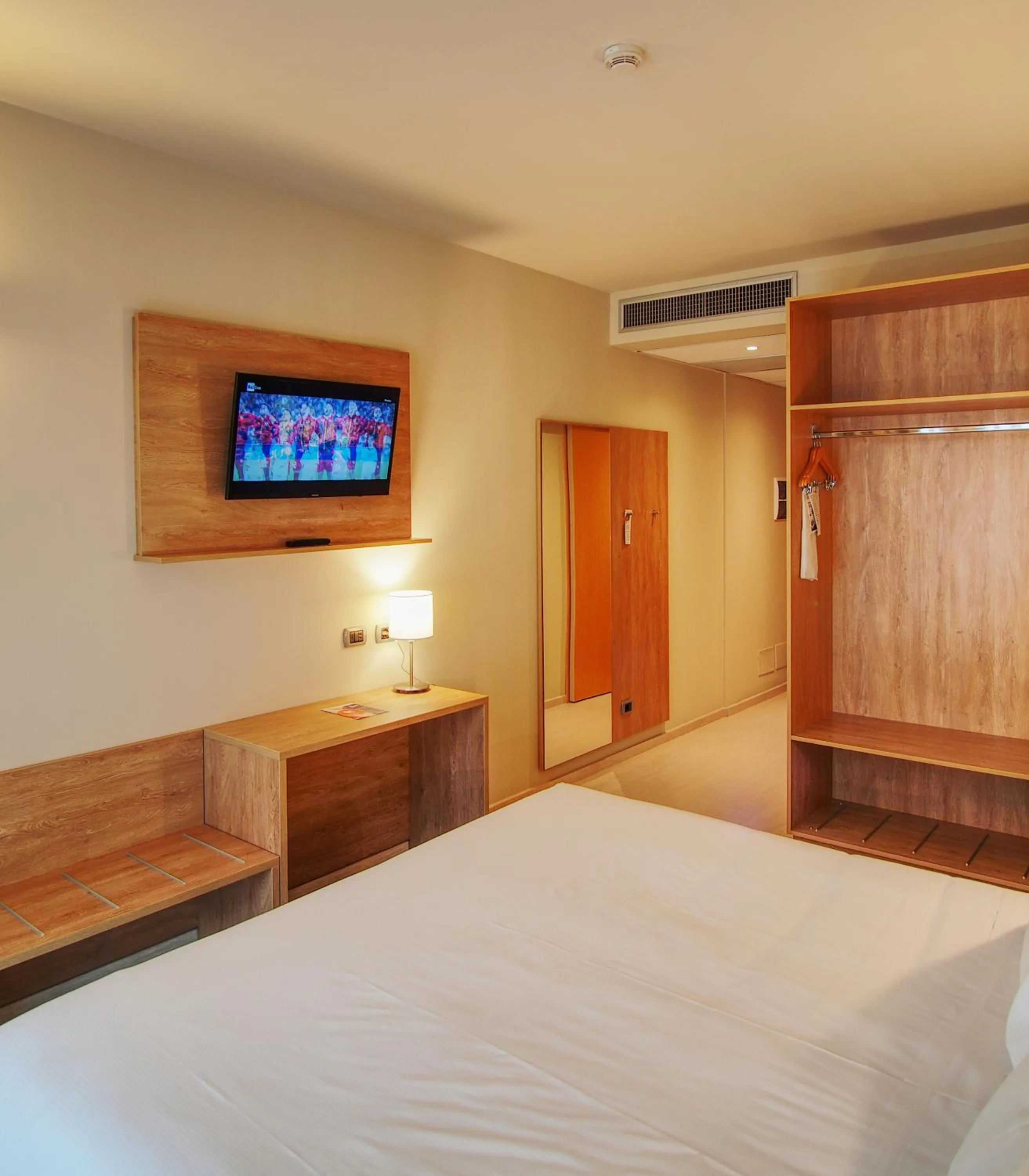 TV and multimedia, Bed in Tower Hotel Malpensa