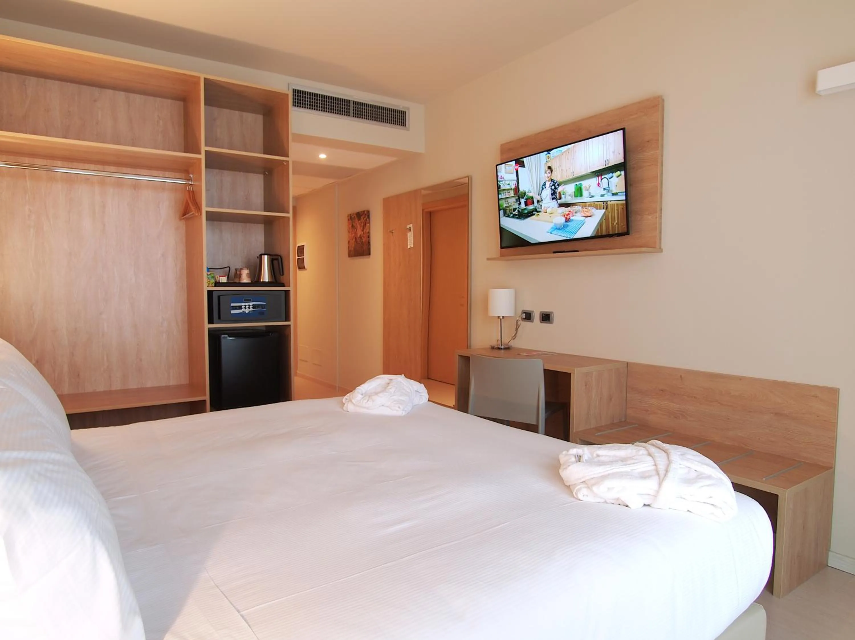 Bedroom, Bed in Tower Hotel Malpensa