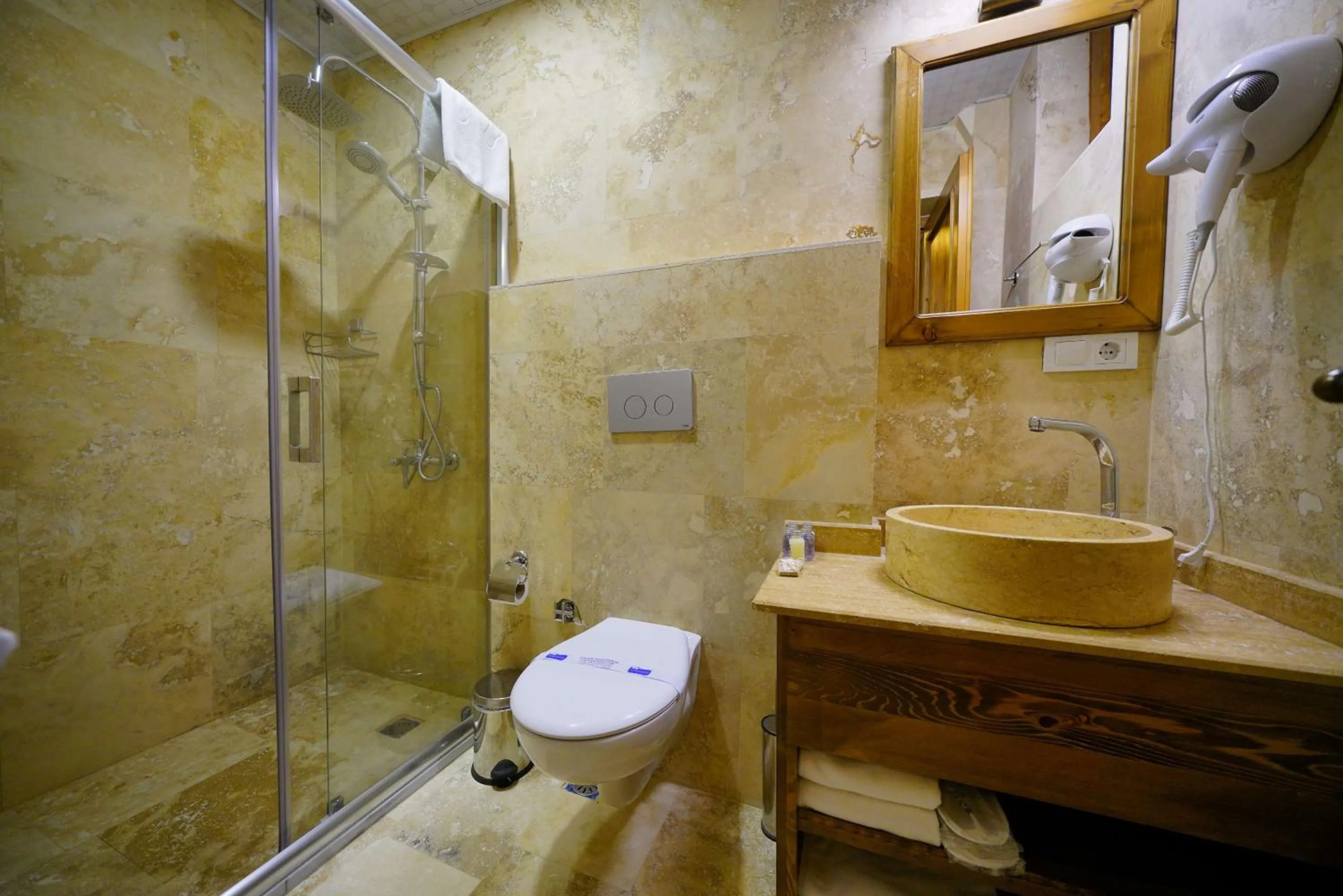 Toilet in Enjoy Stone Hotel