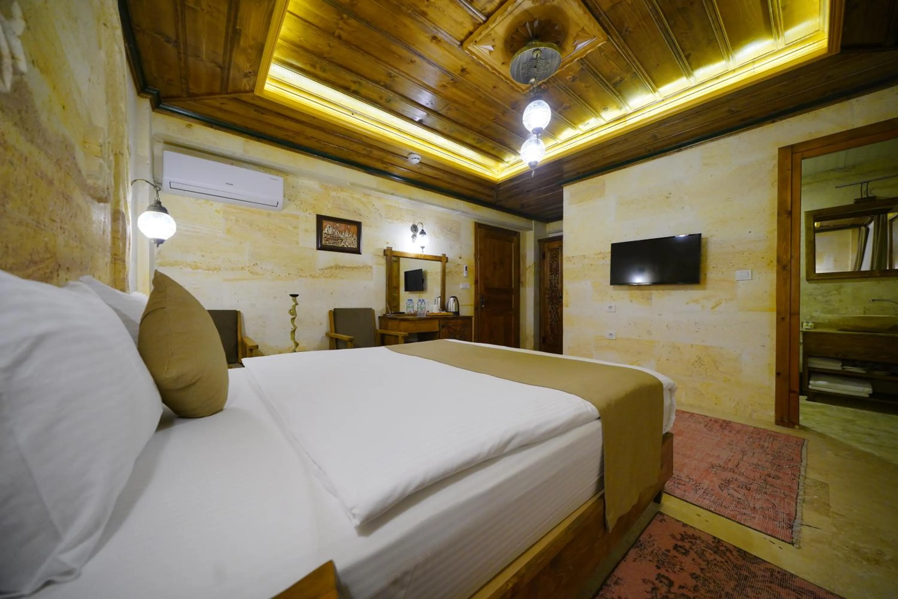 Communal lounge/ TV room, Bed in Enjoy Stone Hotel