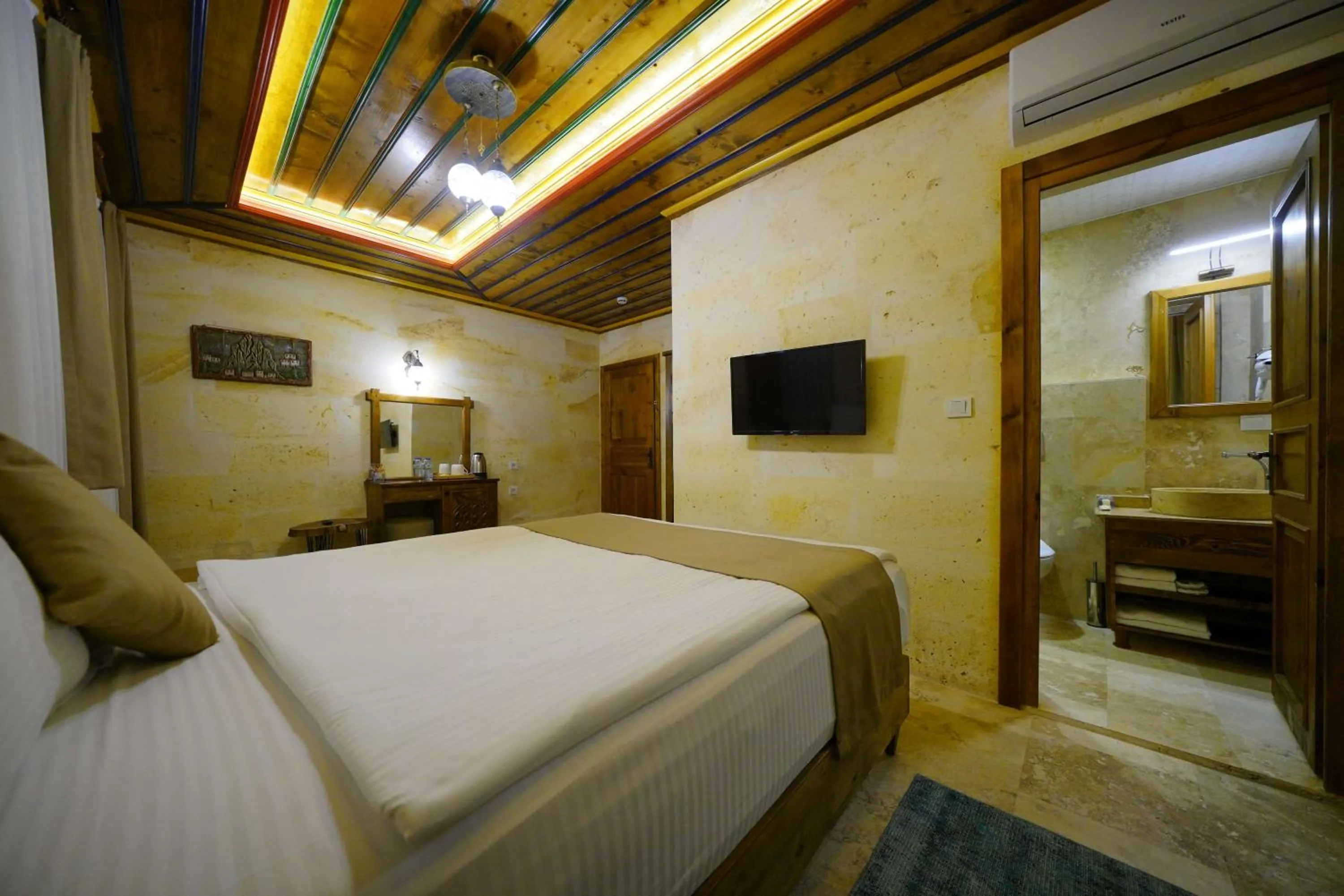 Photo of the whole room, Bed in Enjoy Stone Hotel