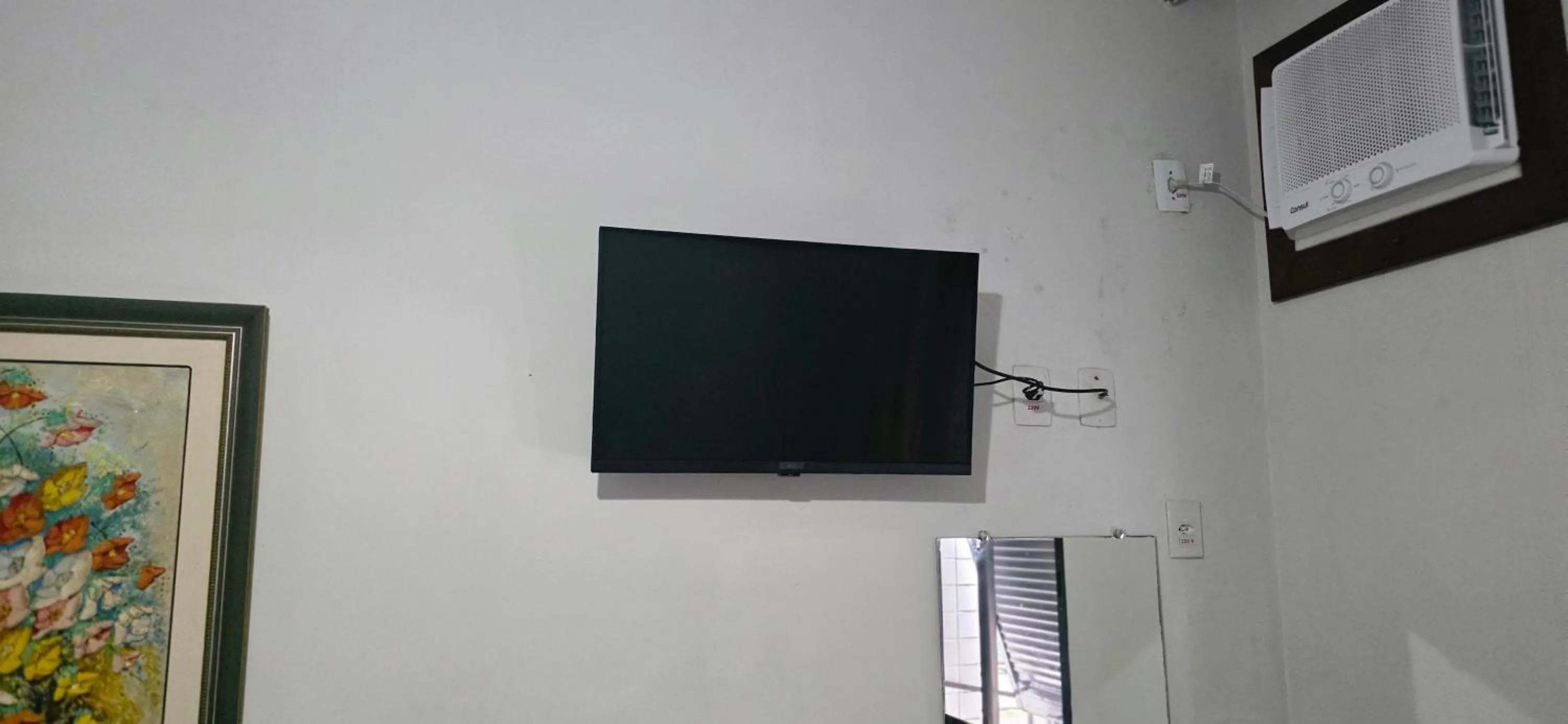 TV and multimedia in Hotel São Charbel