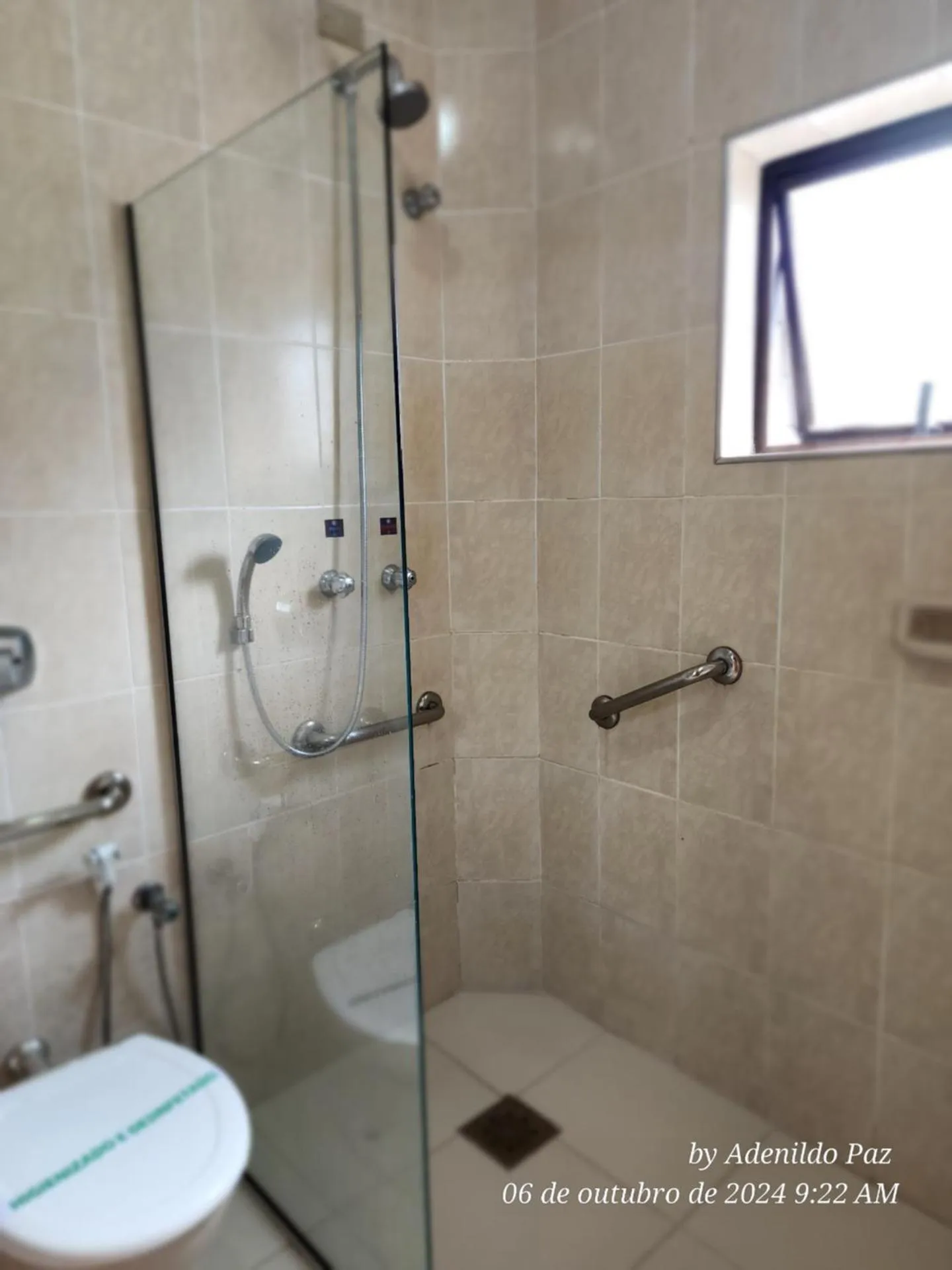 Shower in Hotel São Charbel