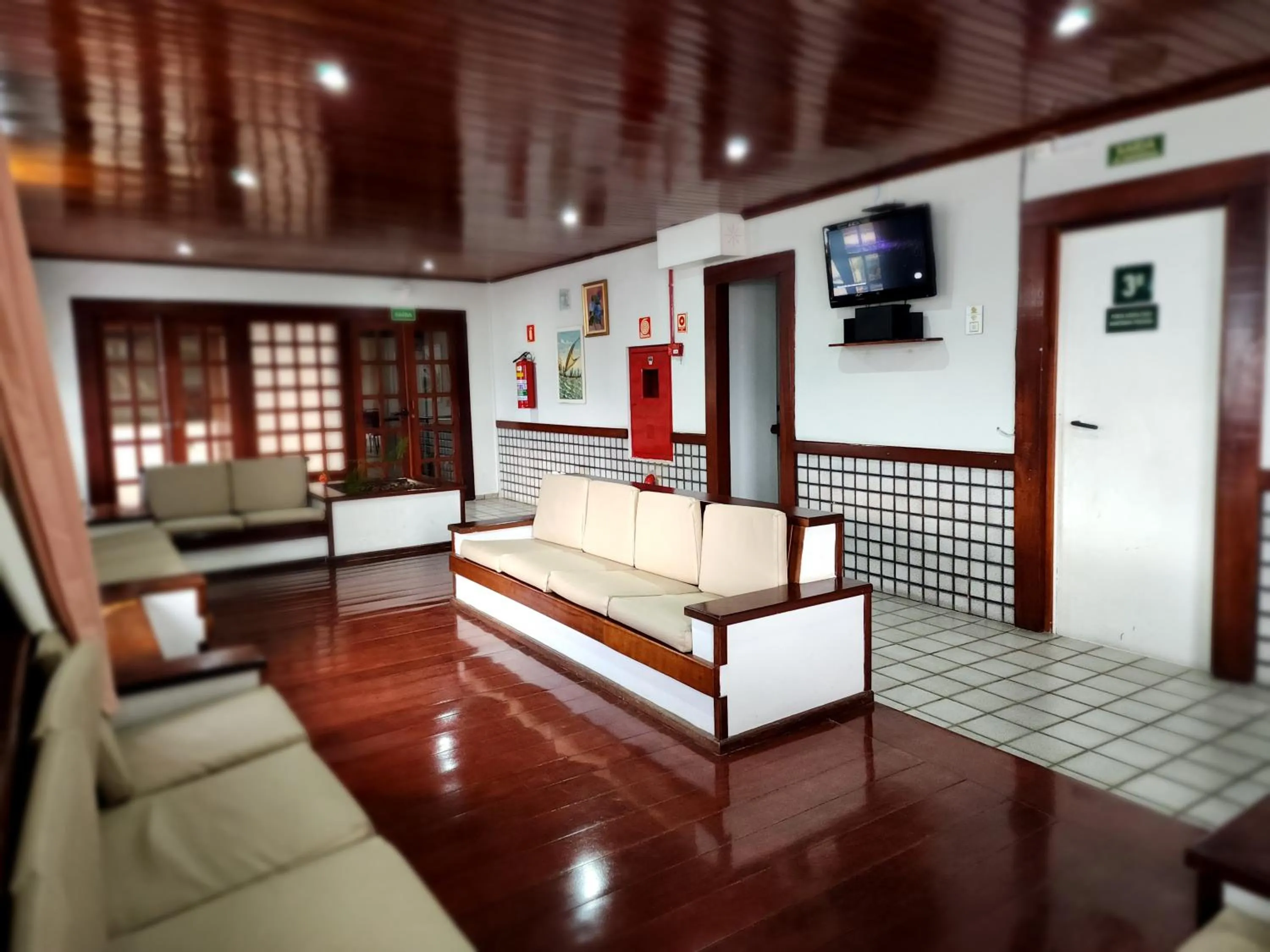 Communal lounge/ TV room in Hotel São Charbel