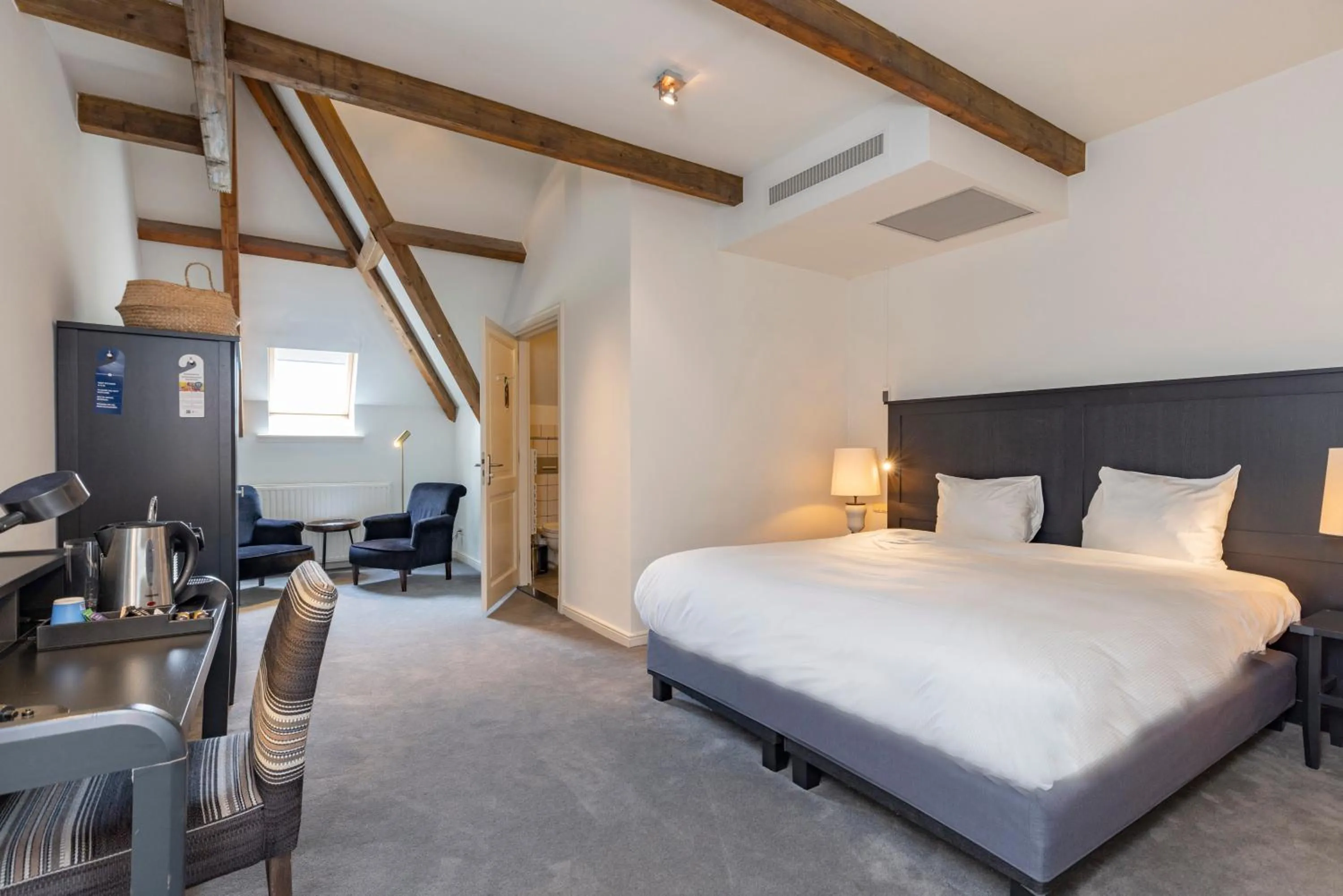 Photo of the whole room, Bed in Fletcher Hotel Château De Raay