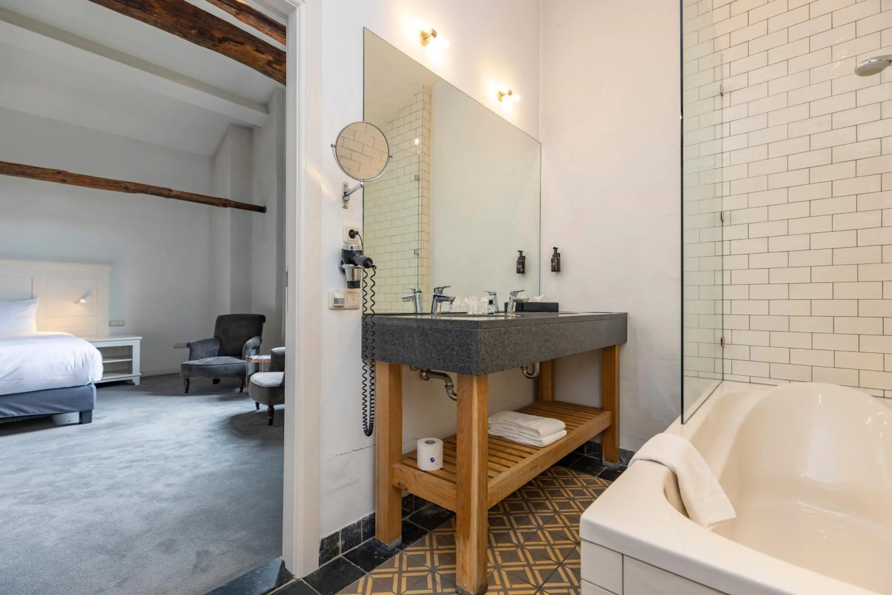 Bathroom, Bed in Fletcher Hotel Château De Raay