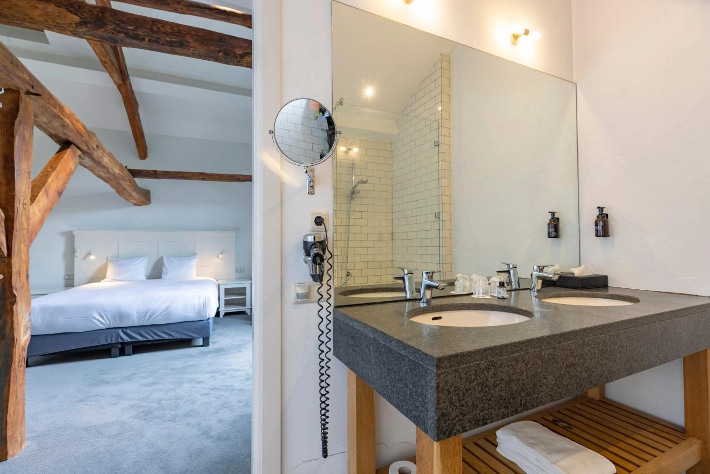 Bathroom, Bed in Fletcher Hotel Château De Raay