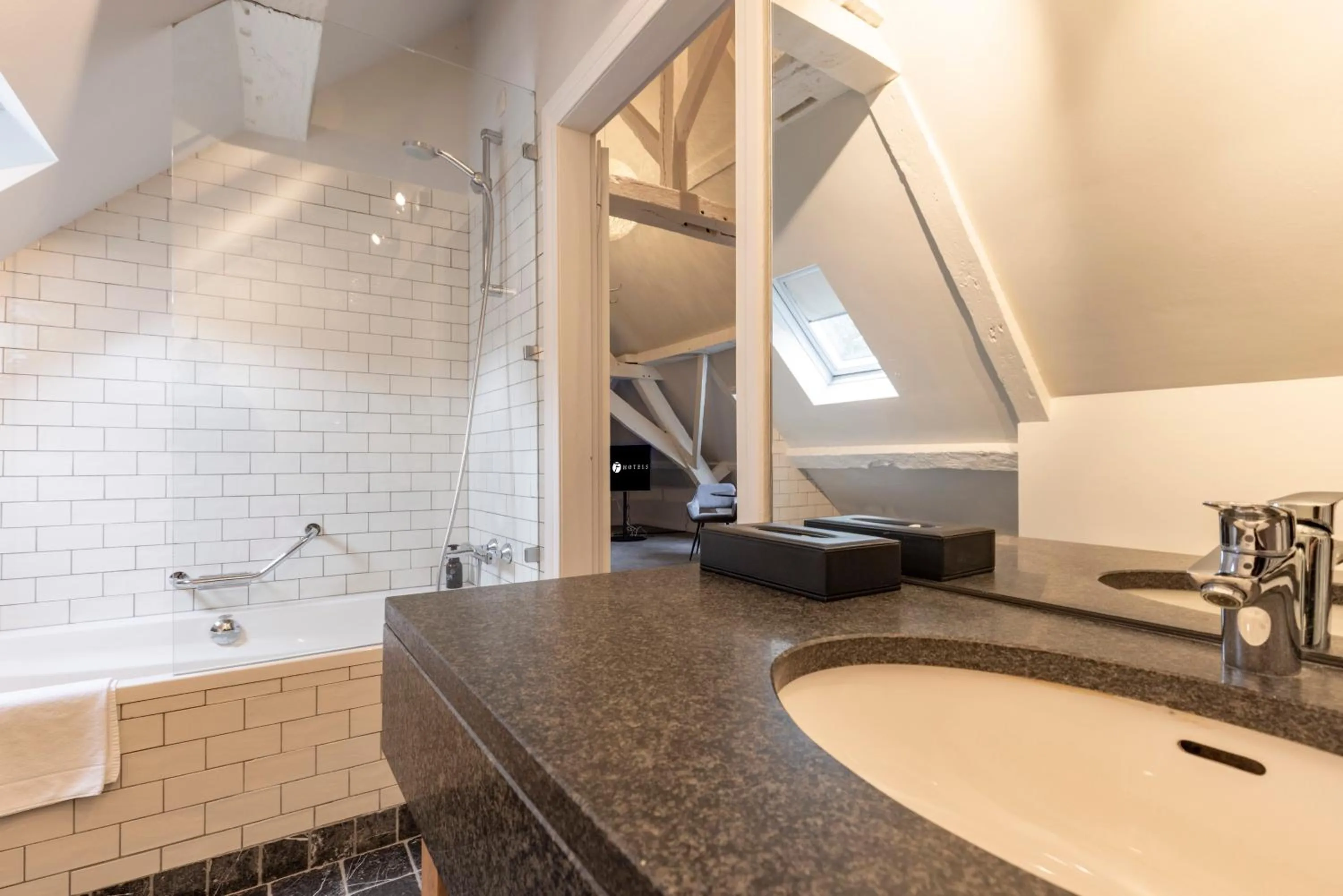 Bathroom in Fletcher Hotel Château De Raay